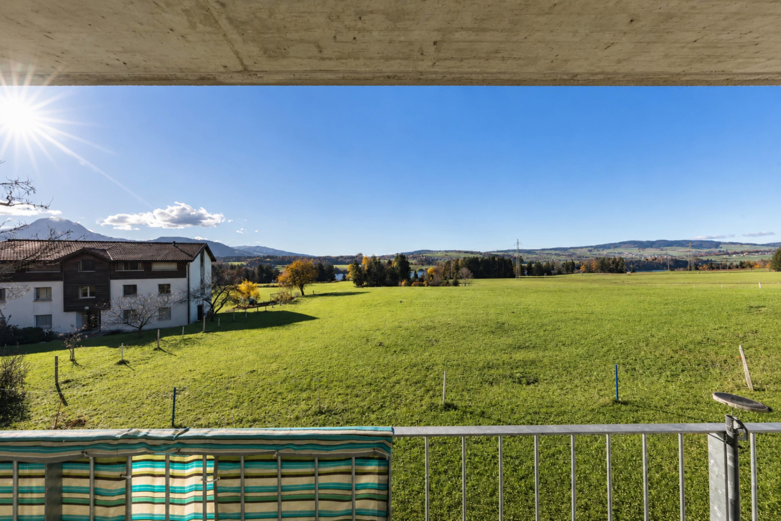 Balkon mit weitem Landschaftsblick