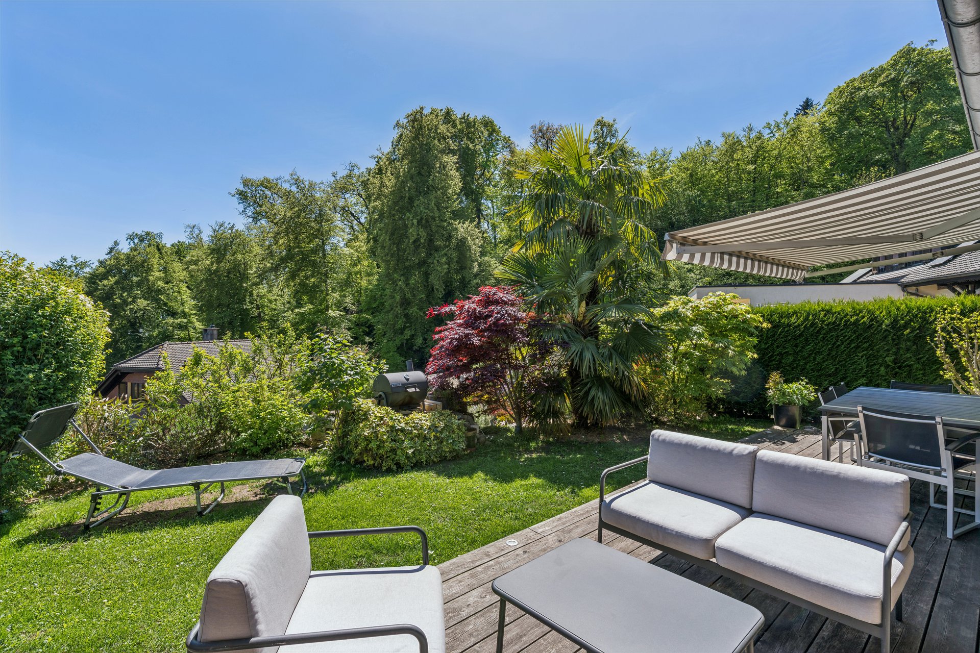 Garten-Terrasse mit Lounge-Möbeln