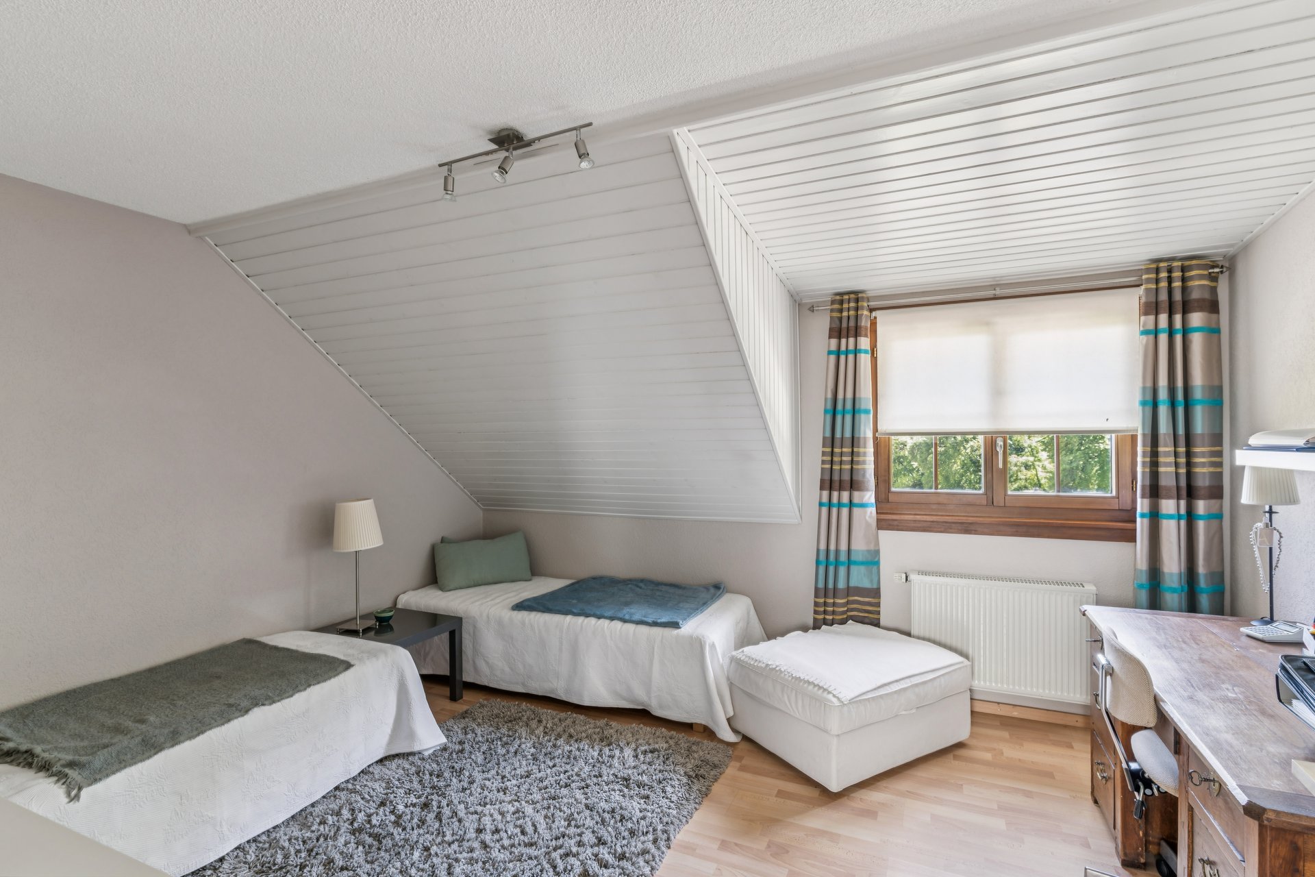 Dachgeschoss-Schlafzimmer mit zwei Einzelbetten