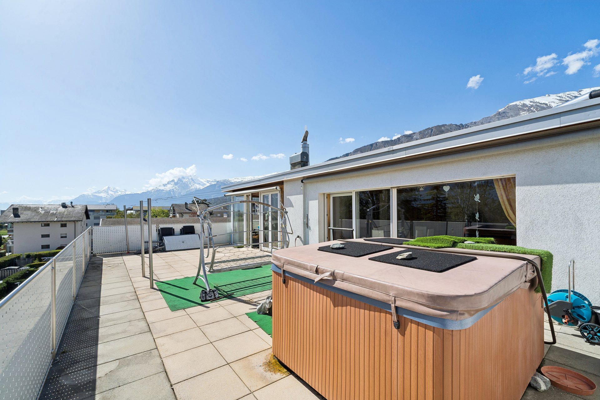 Dachterrasse mit Whirlpool und Bergblick