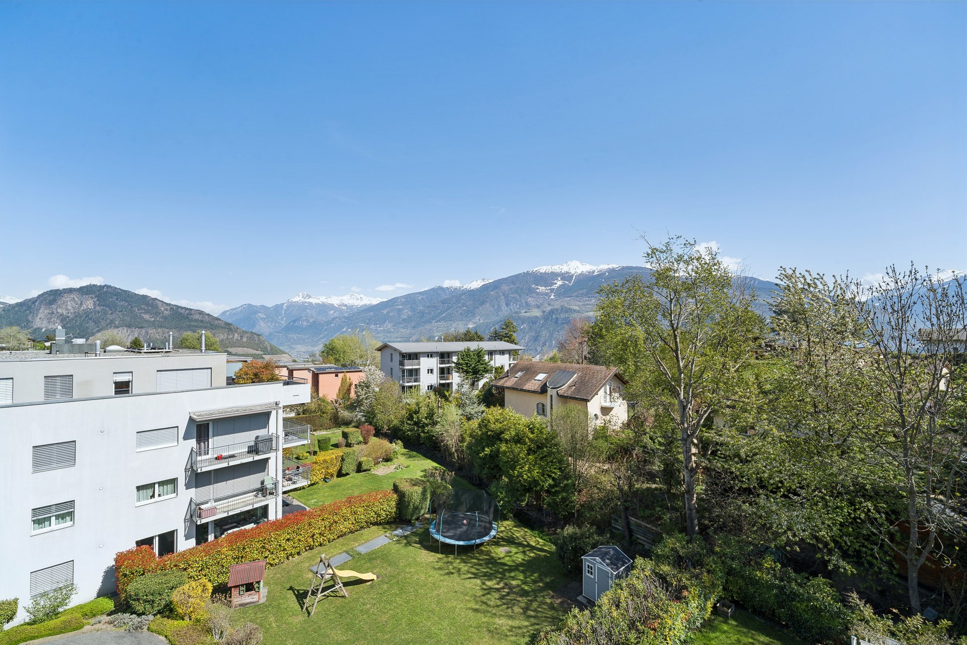 Balkonblick über Garten und Berge