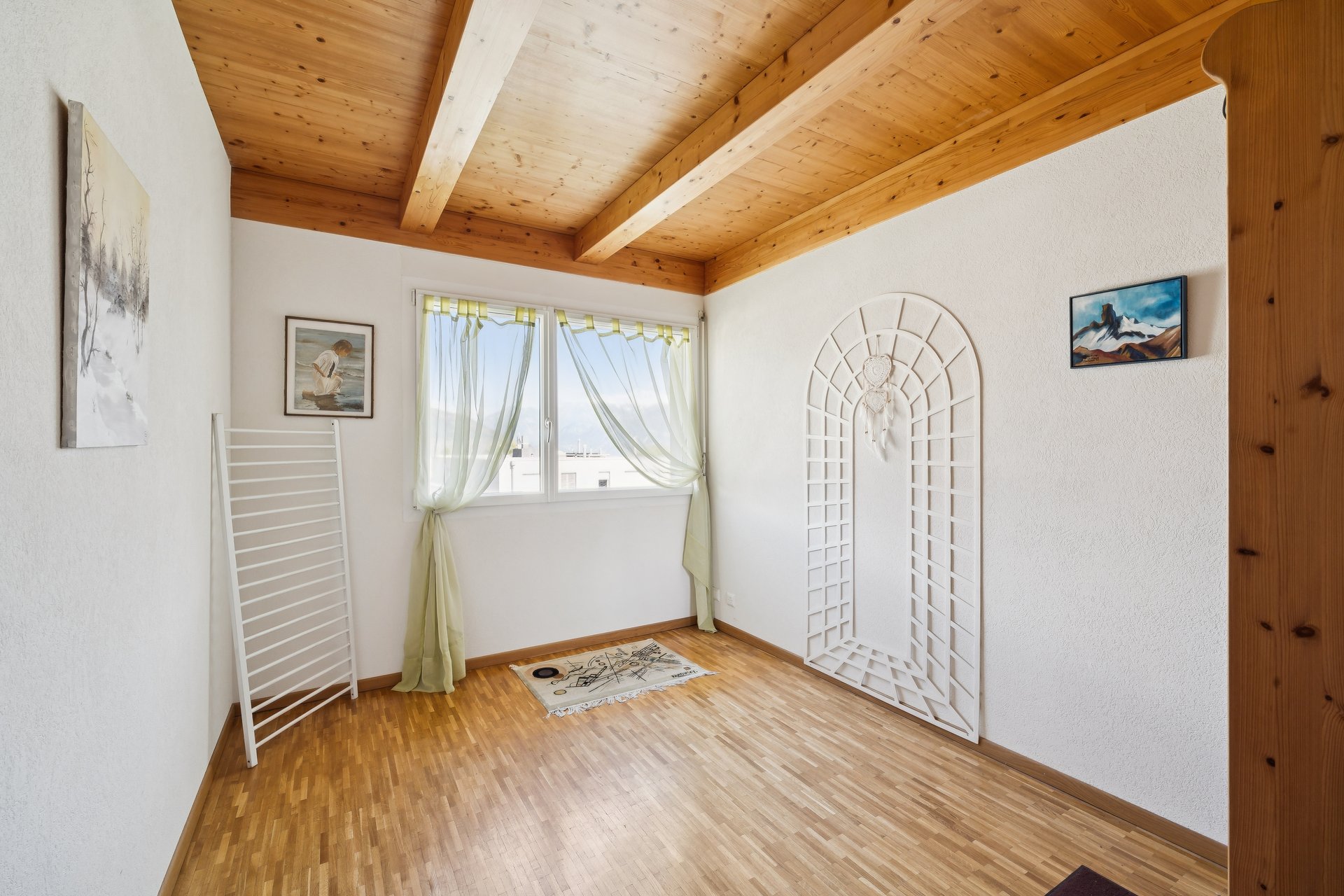 Heller Raum mit Holzdecke und Blick nach draußen