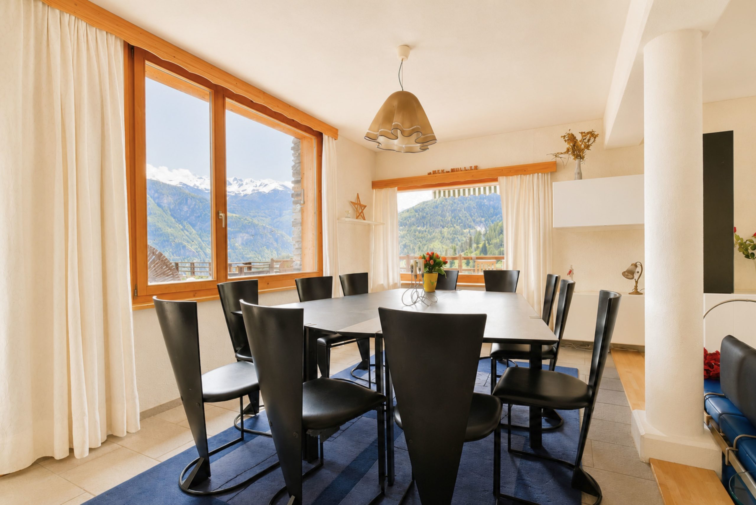 Esszimmer mit Bergblick