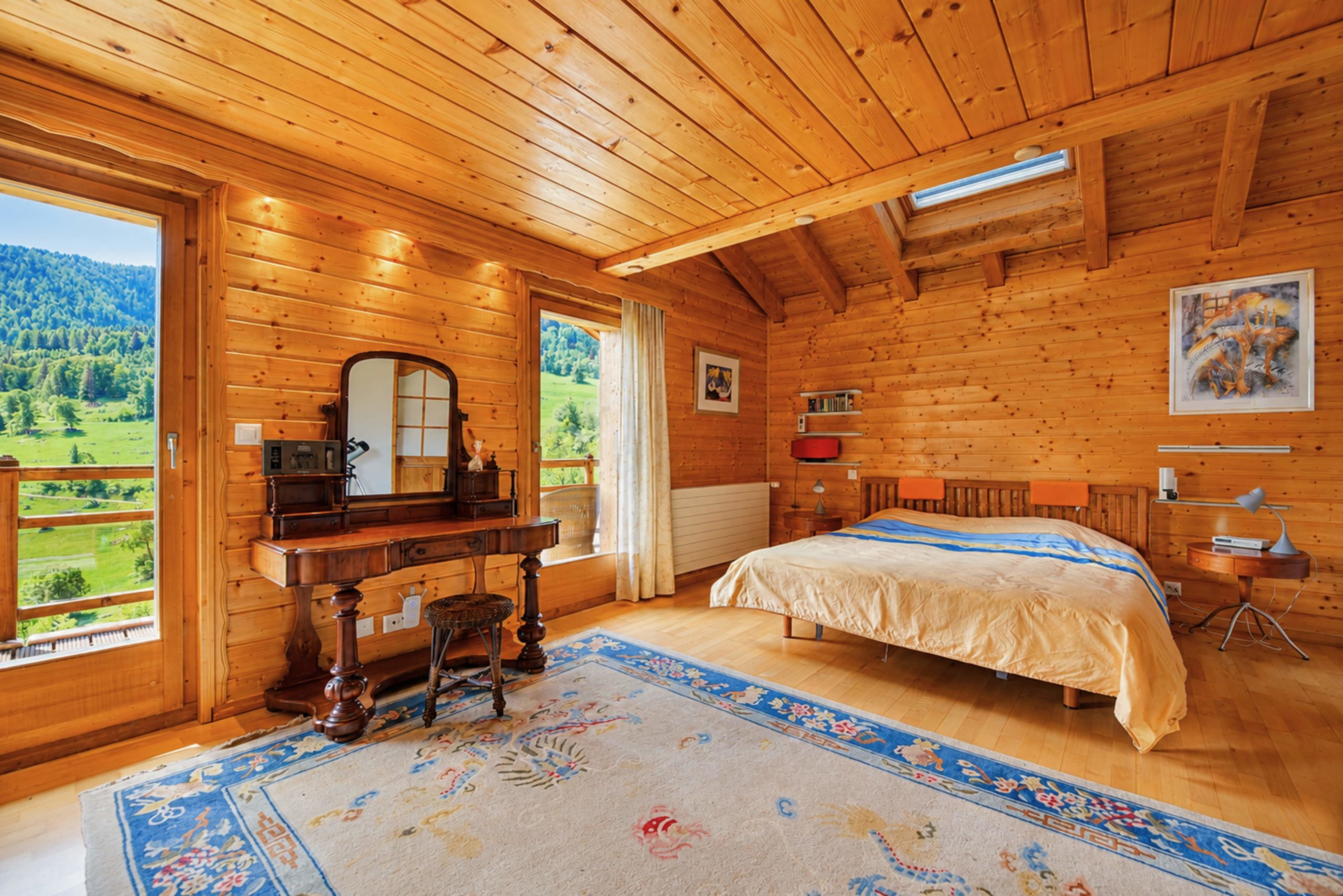 Gemütliches Holzschlafzimmer mit Bergblick