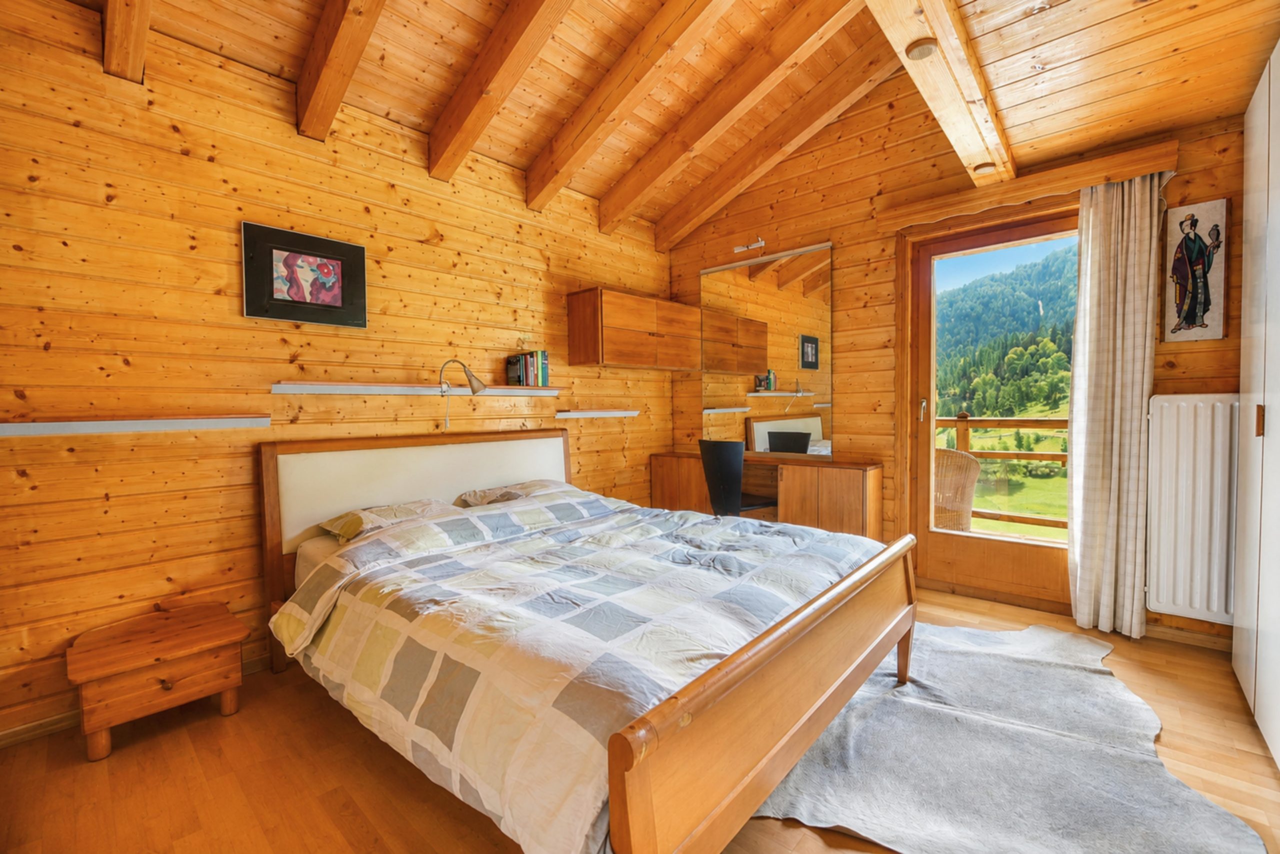 Gemütliches Holzschlafzimmer mit Bergblick