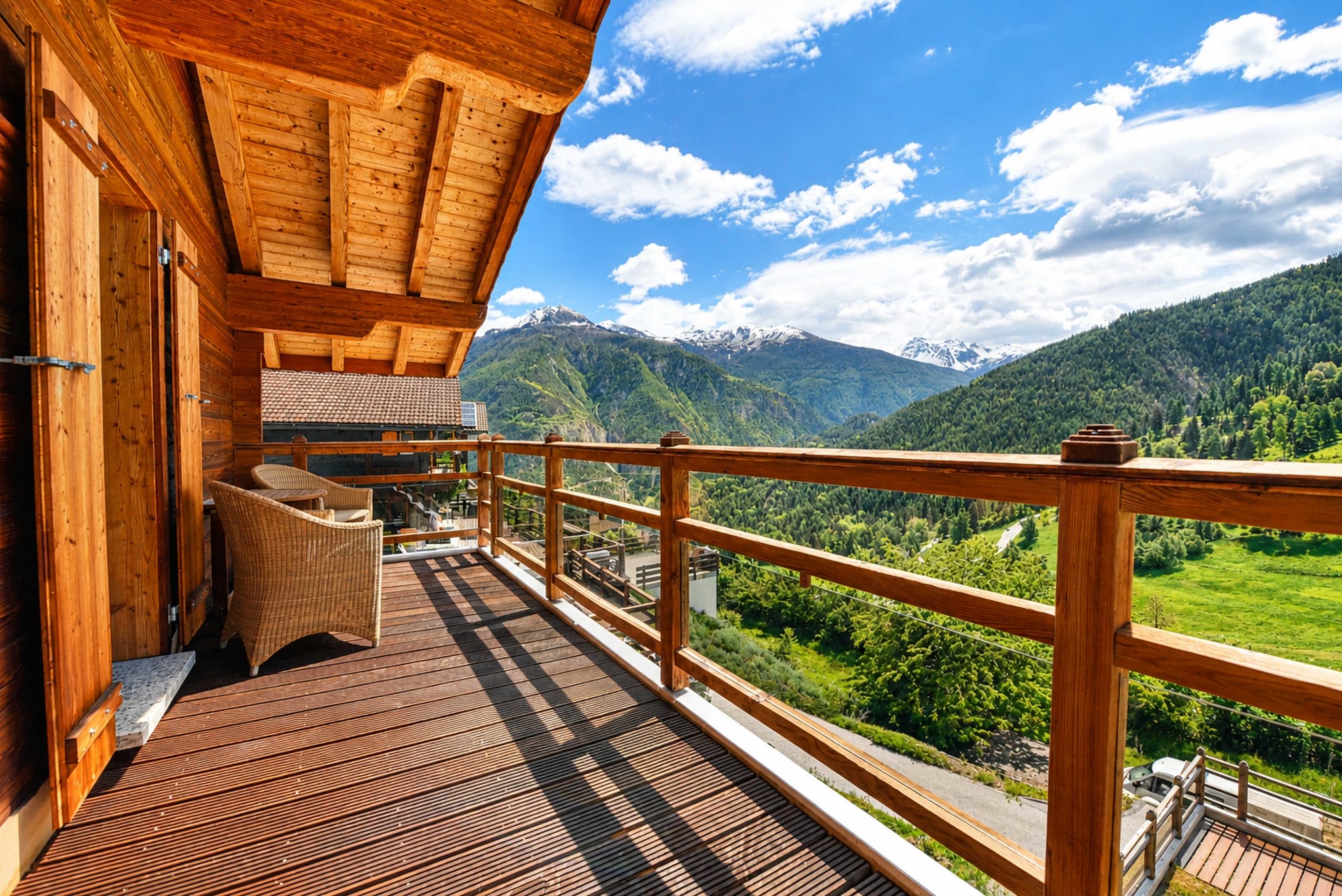 Alpenbalkon mit Bergpanorama