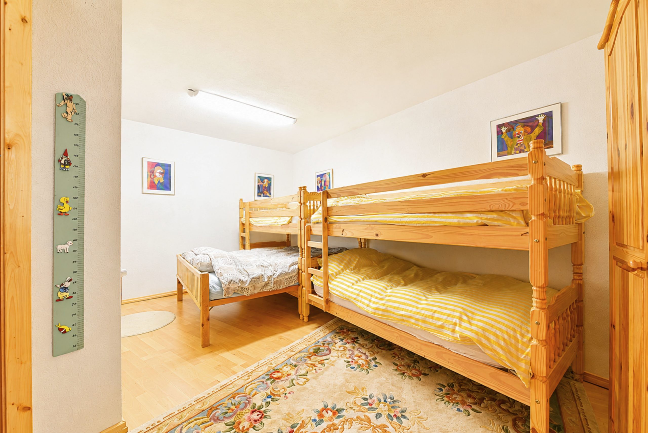 Kinderzimmer mit Etagenbett und Holzmöbeln