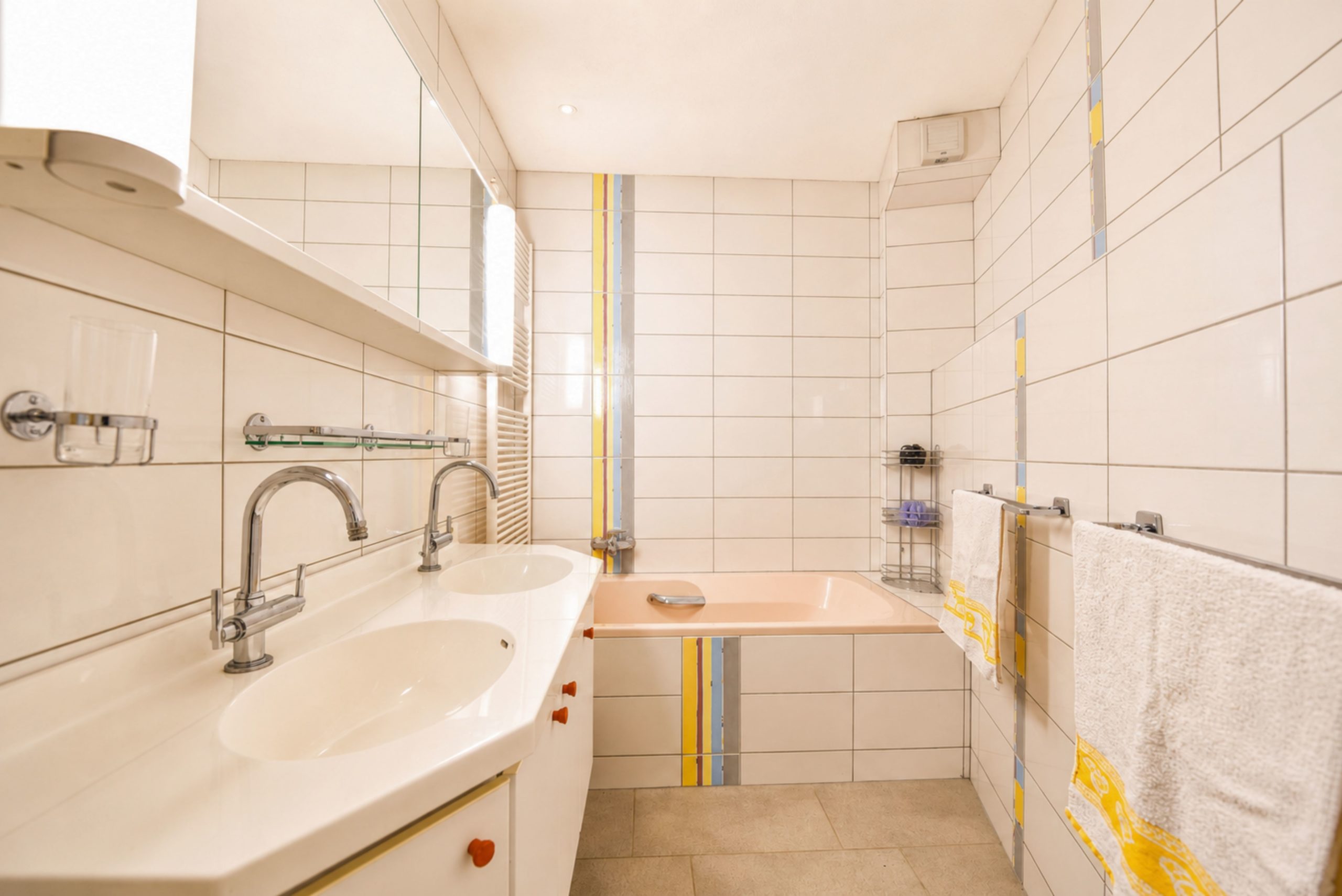 Kompaktes Badezimmer mit Badewanne und Doppelwaschtisch