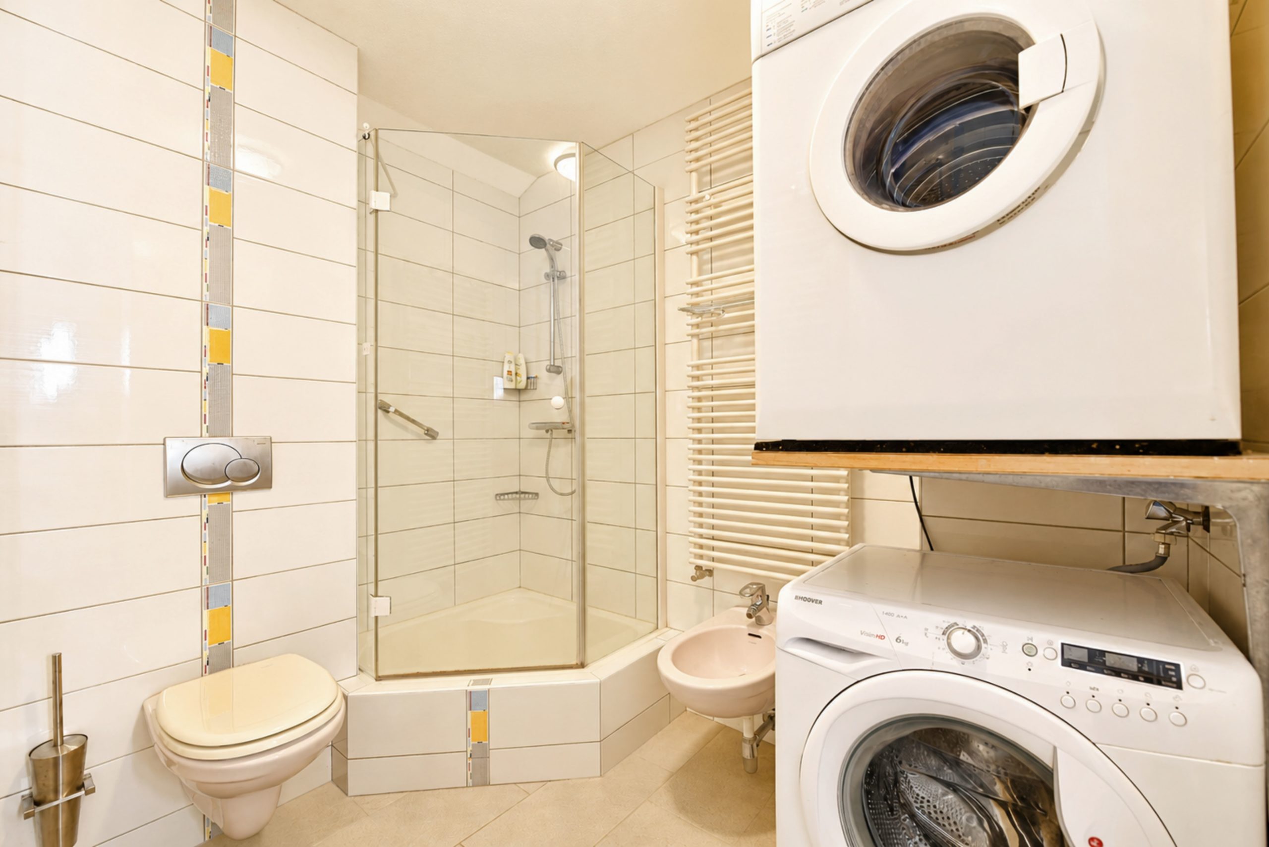 Kleines Badezimmer mit integrierter Waschküche