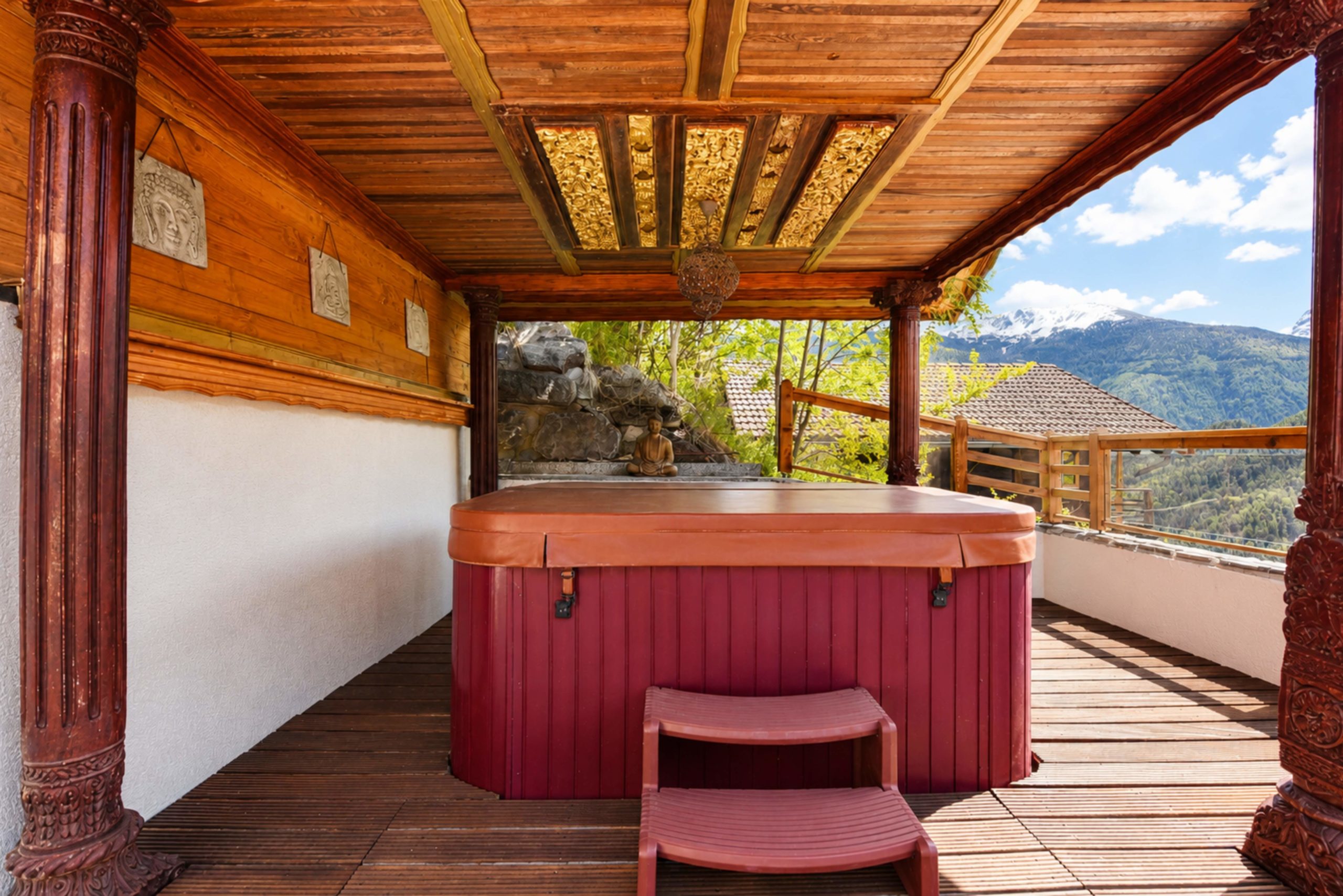 Terrasse mit Whirlpool und Bergblick