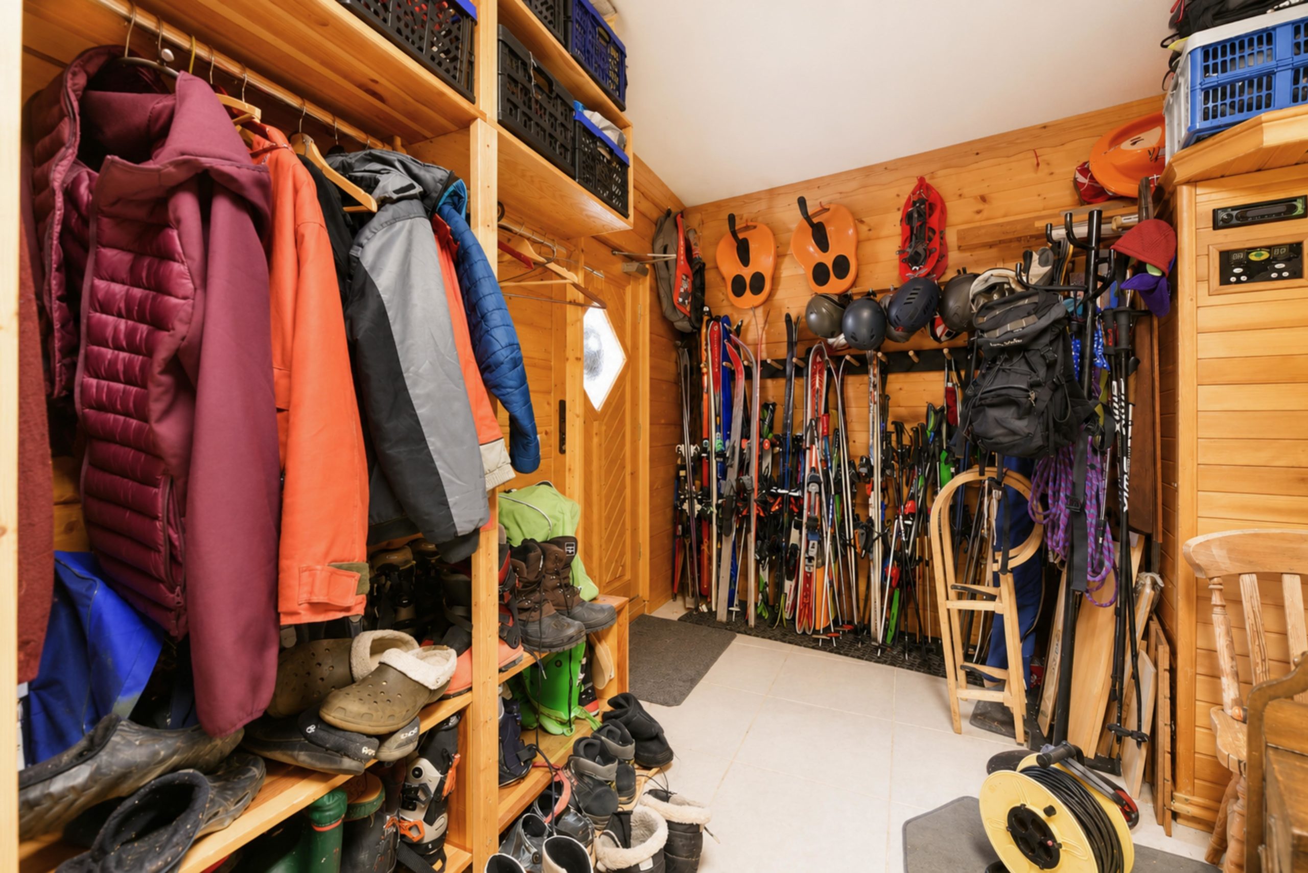 Skiraum mit Wintersportausrüstung