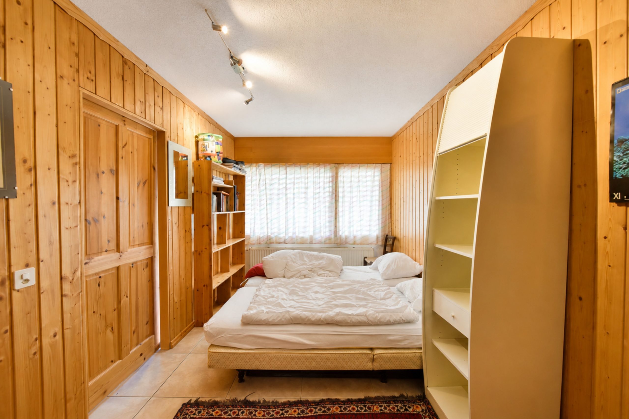 Gemütliches Schlafzimmer mit Holzverkleidung