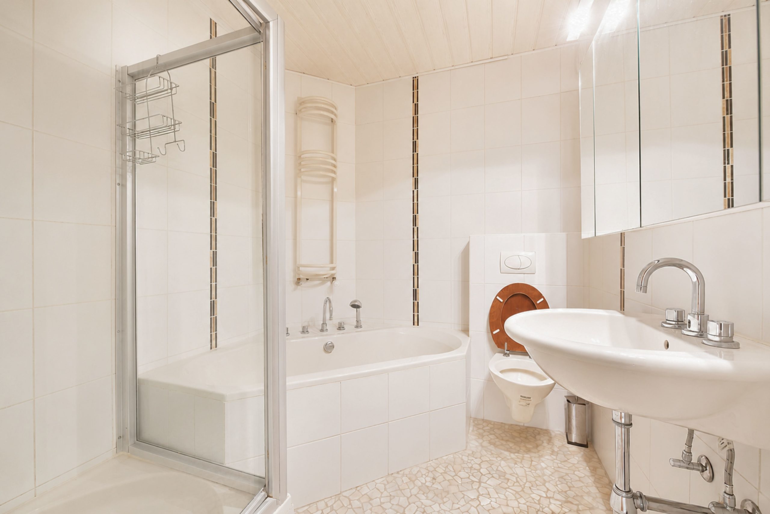 Helles Badezimmer mit Badewanne, Dusche und Waschtisch