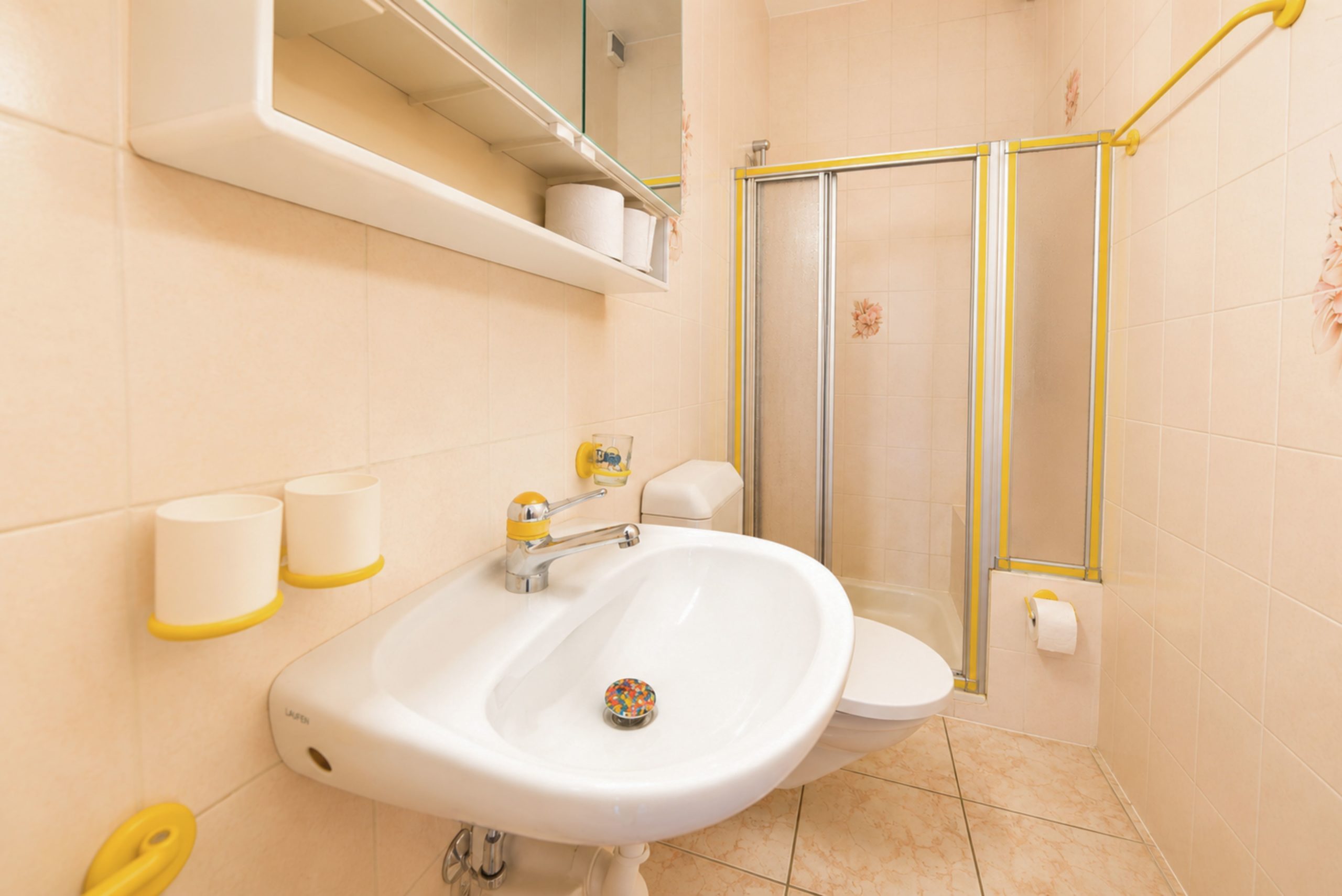 Kleines Badezimmer mit Waschbecken und Dusche