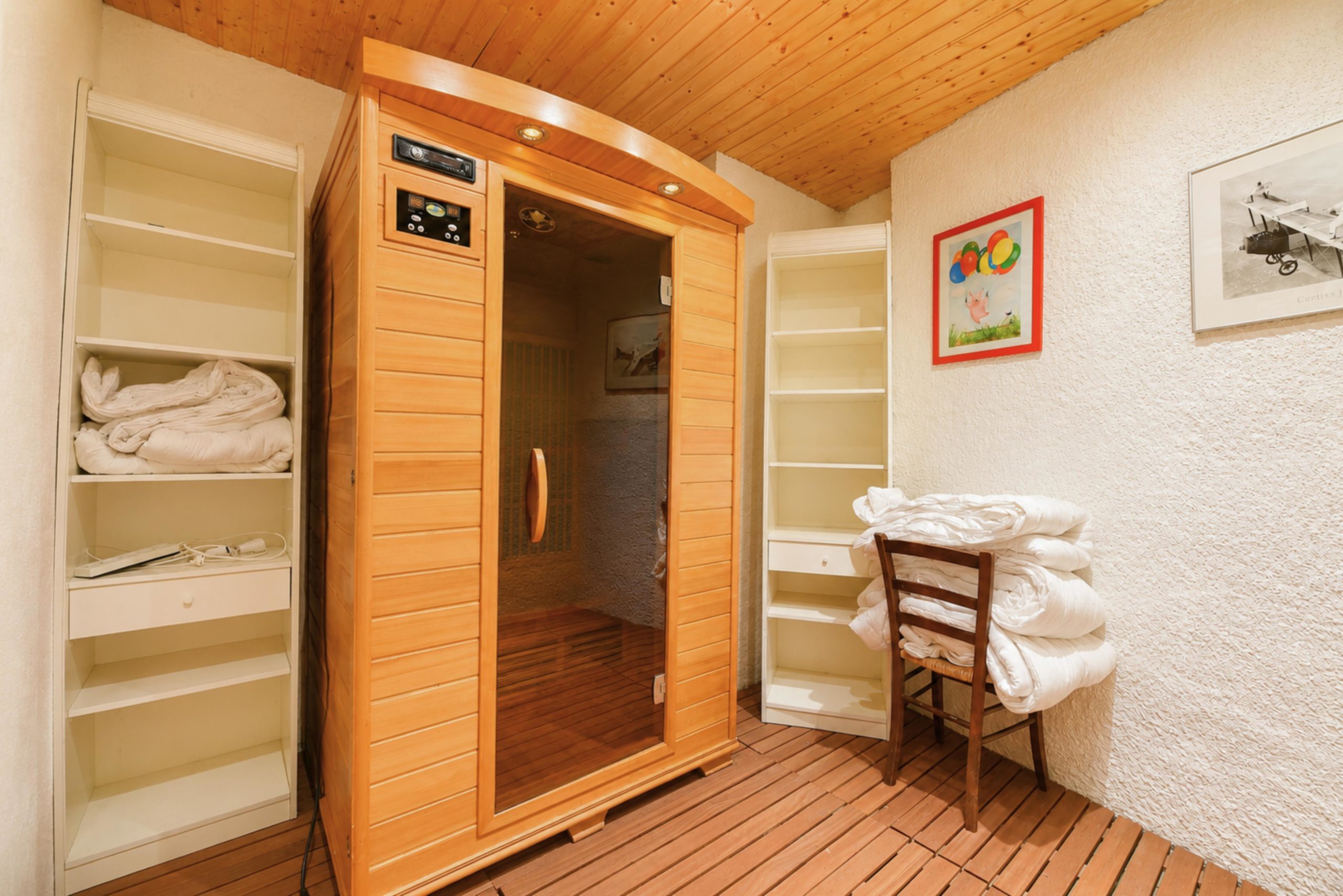 Saunaraum mit Holzsauna und Einbauregalen