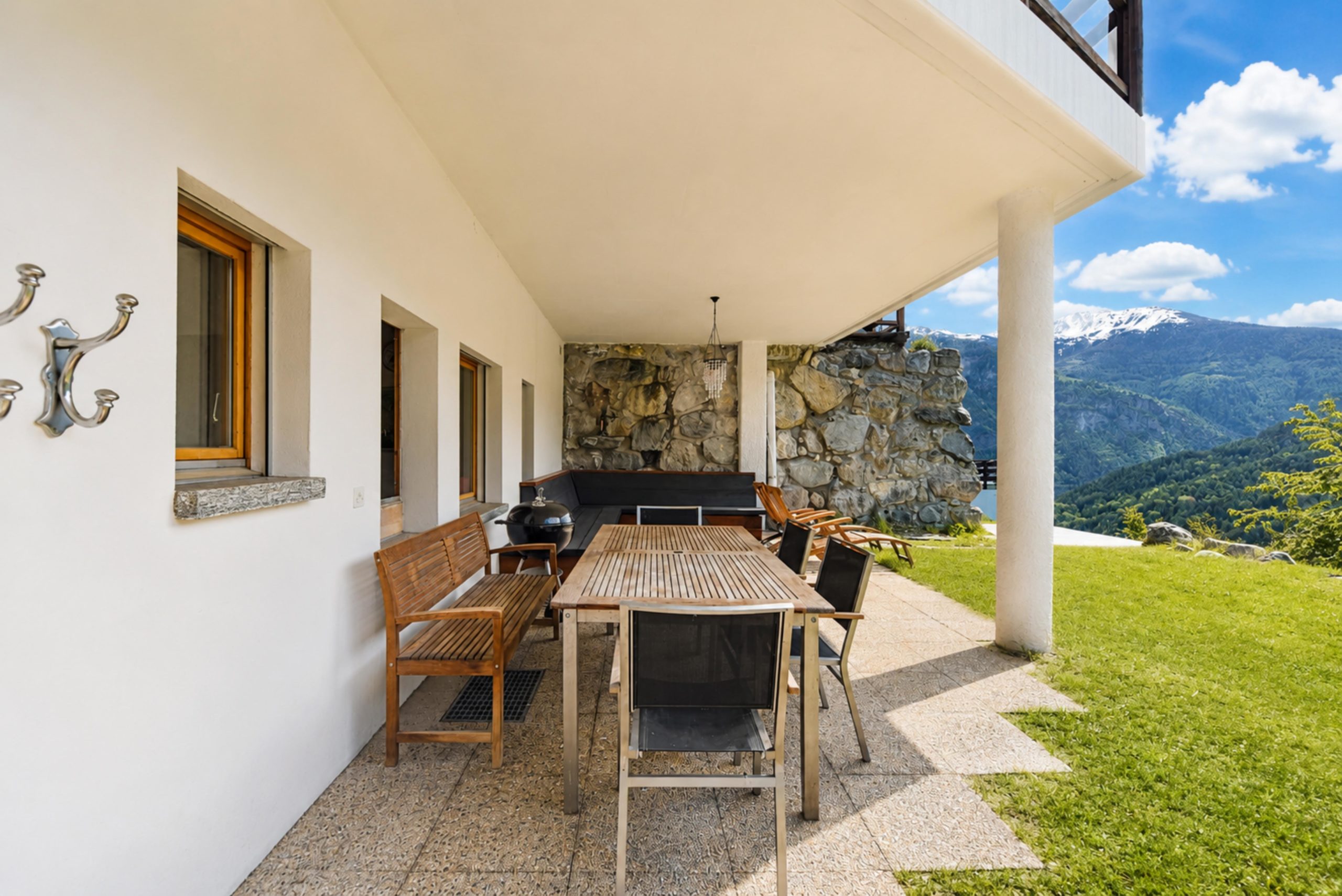 Überdachte Terrasse mit Bergblick
