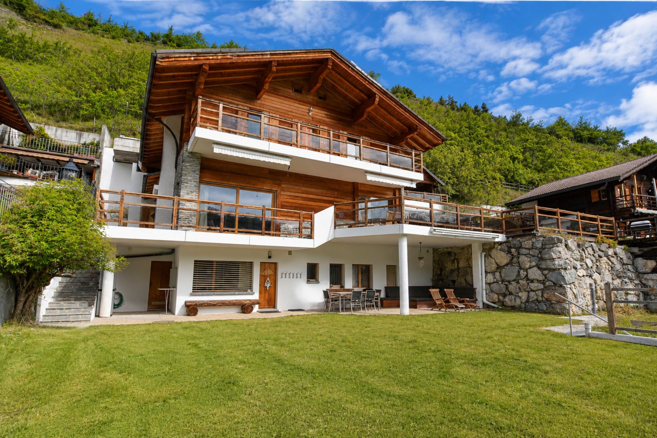 Alpenhaus mit Holzfassade und großem Balkon