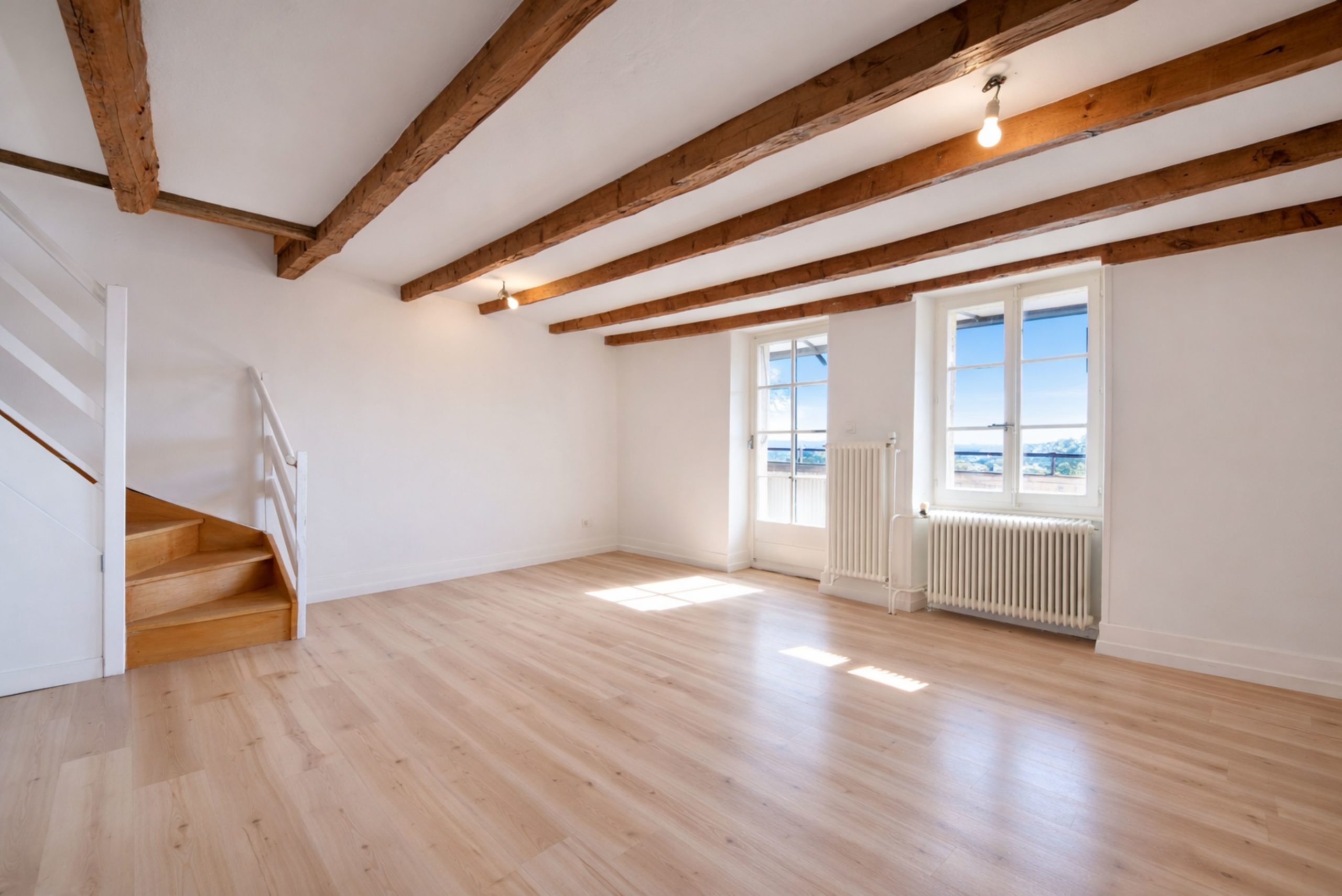 Helles Dachgeschosszimmer mit sichtbaren Holzbalken