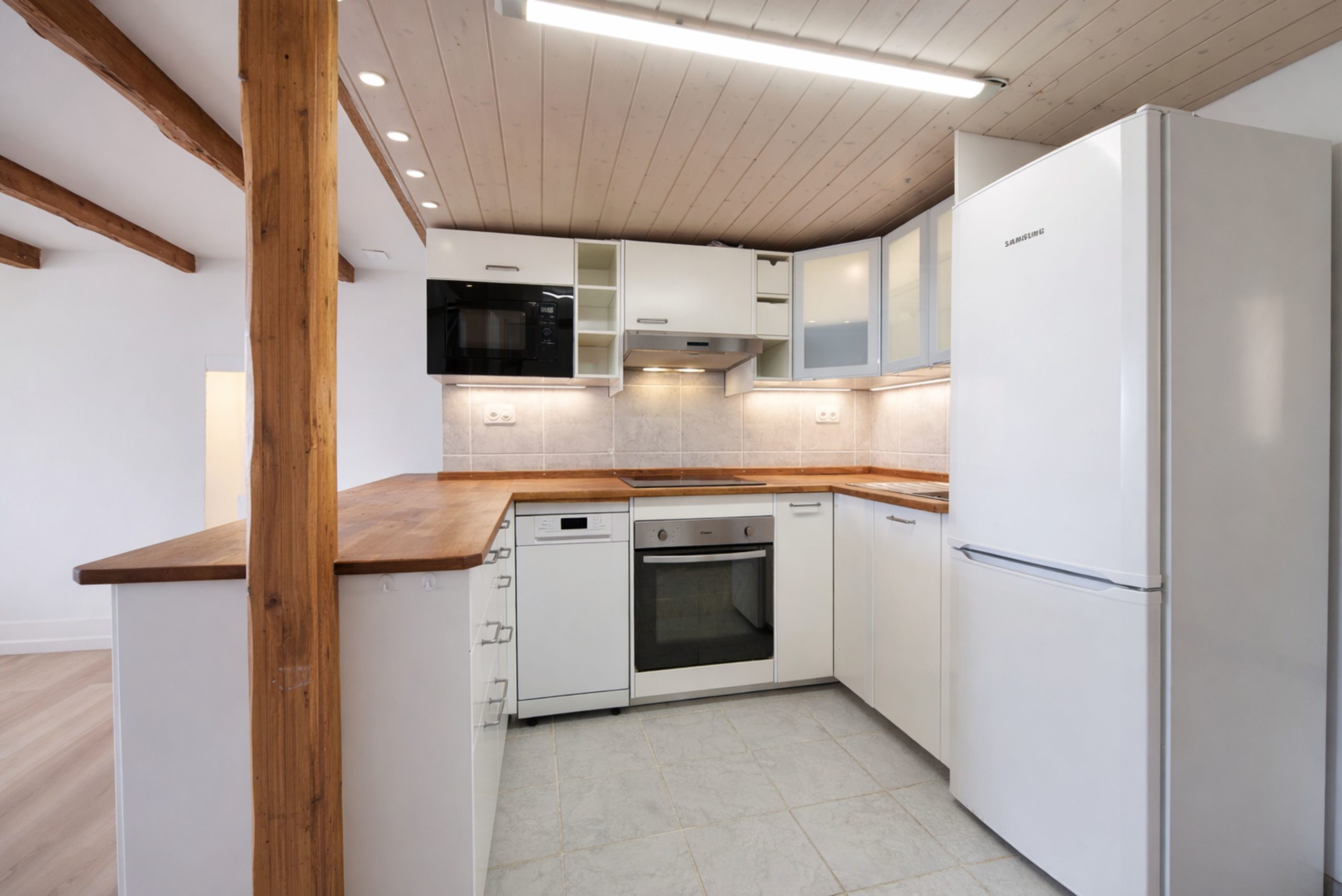 Offene Küchenzeile mit Holzdecke