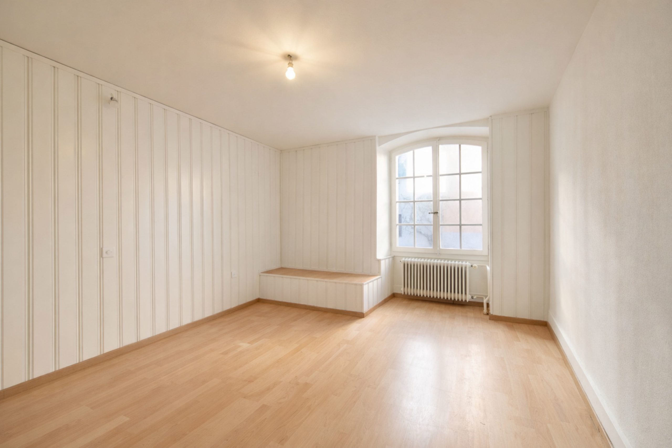 Heller leerer Raum mit Holzfußboden und Fensterbank