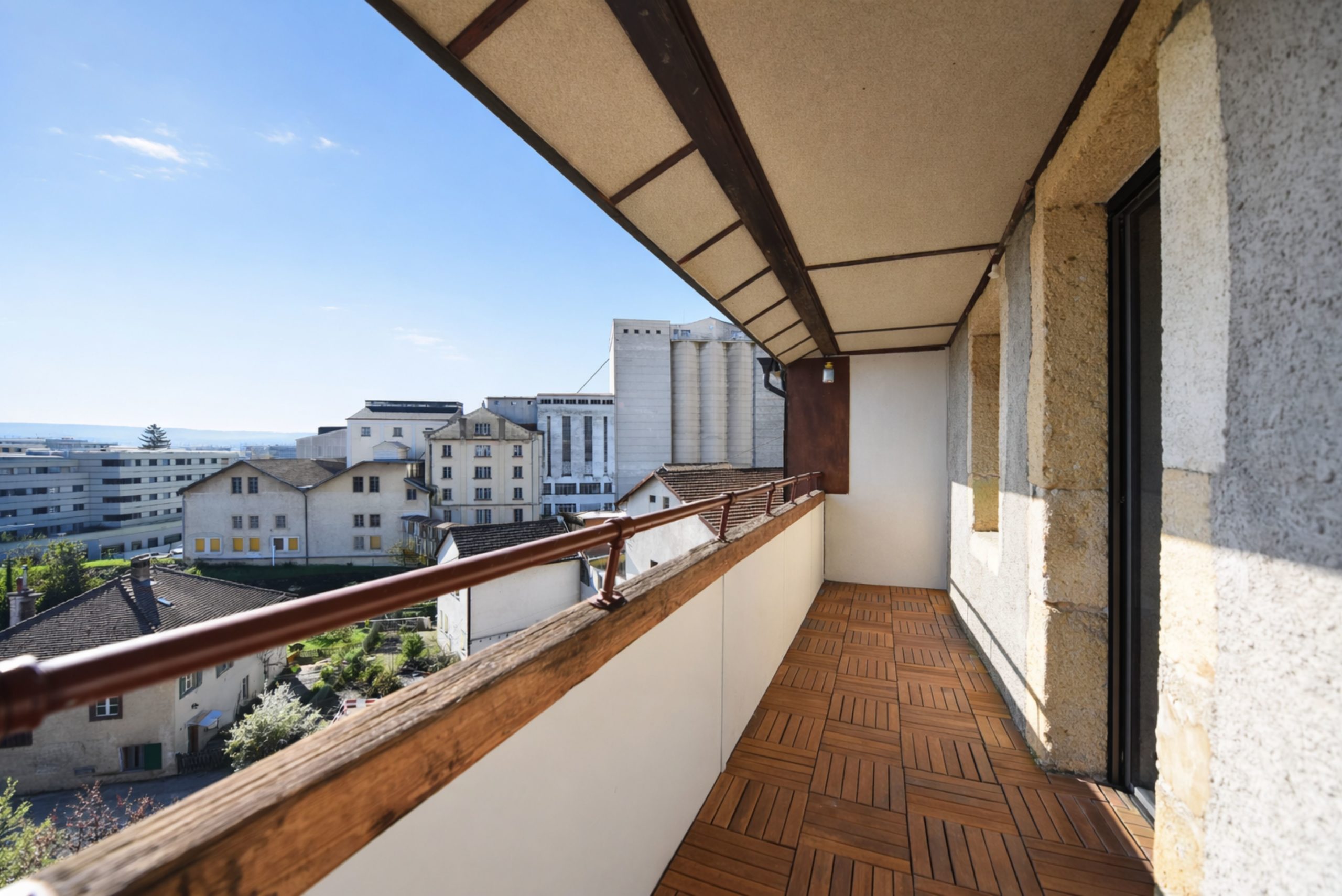 Balkon mit Stadtblick