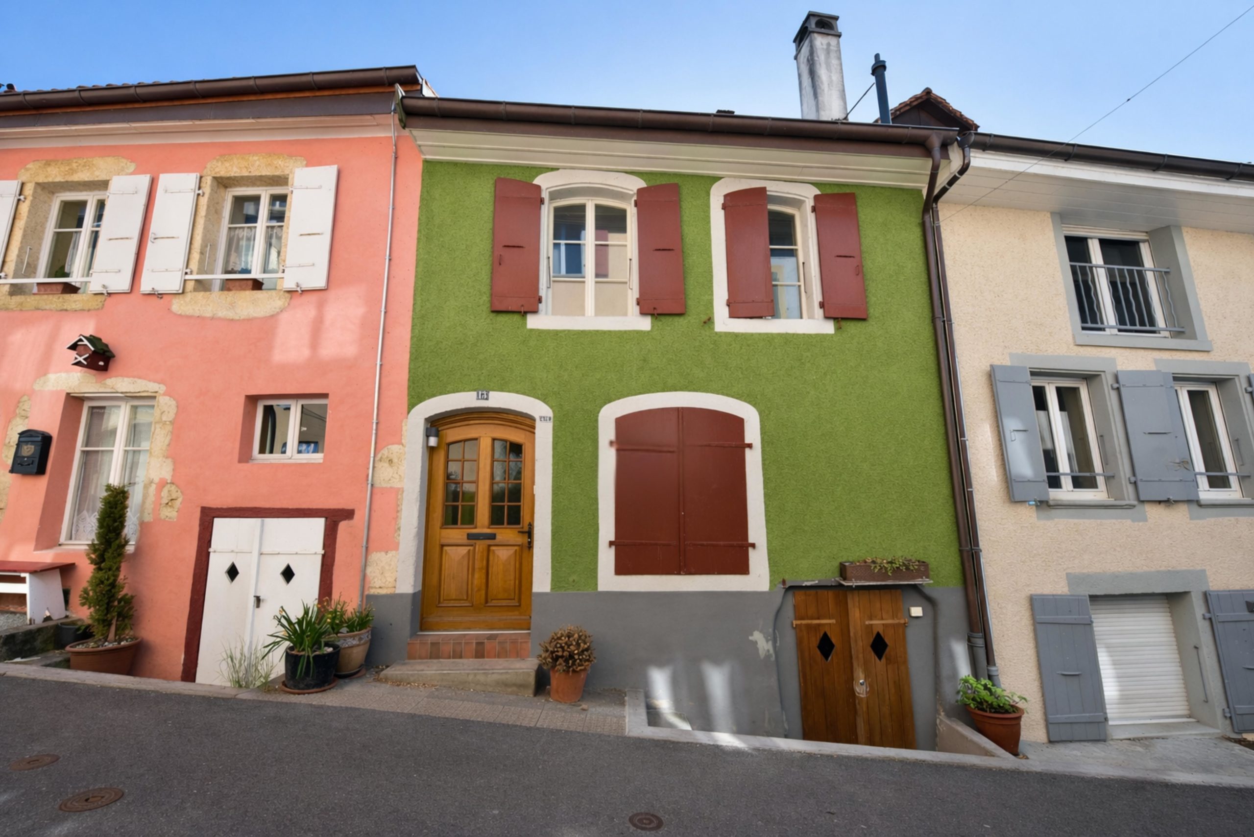 Bunte Hausfassade mit Fensterläden