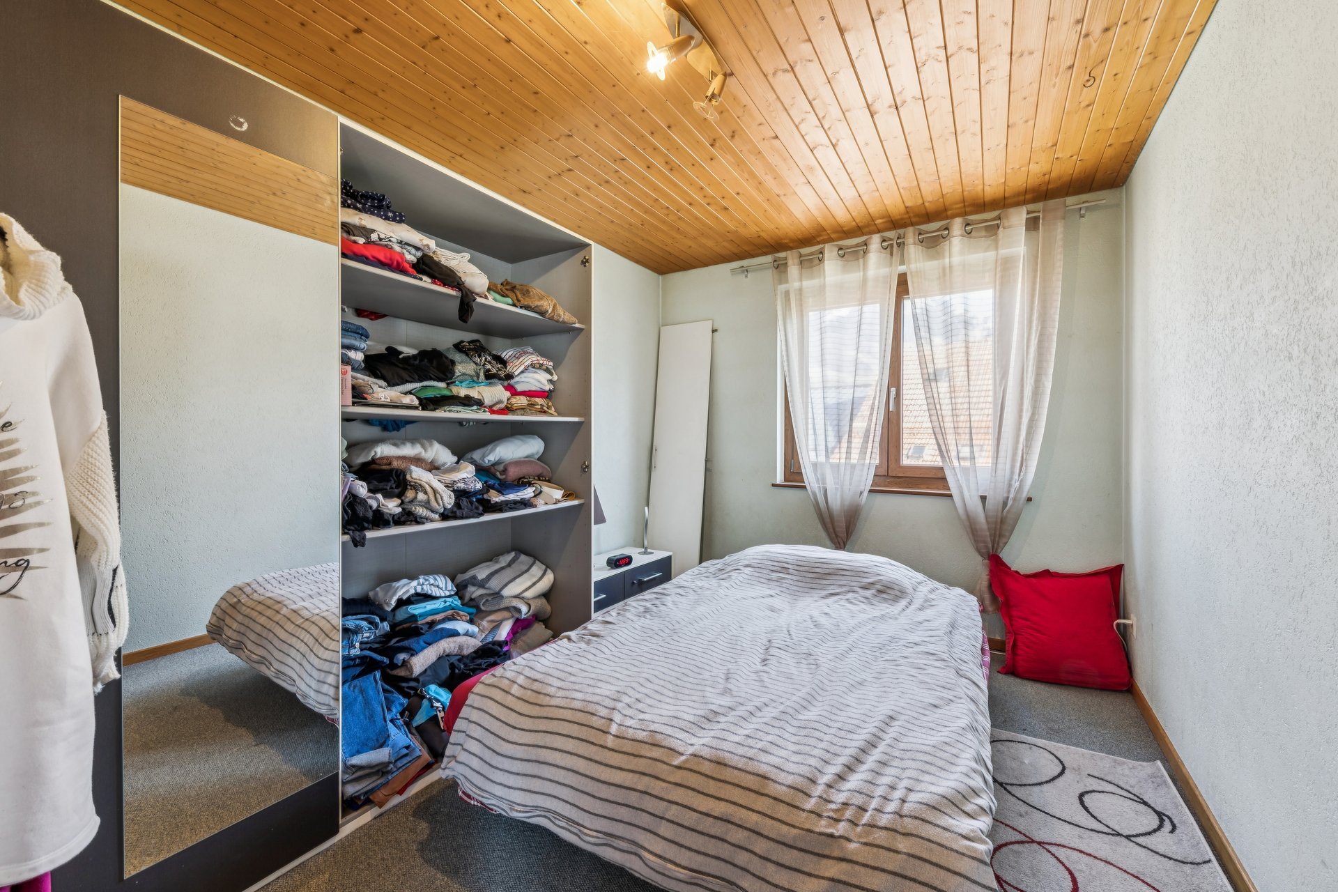 Schlafzimmer mit Dachschräge und Kleiderschrank
