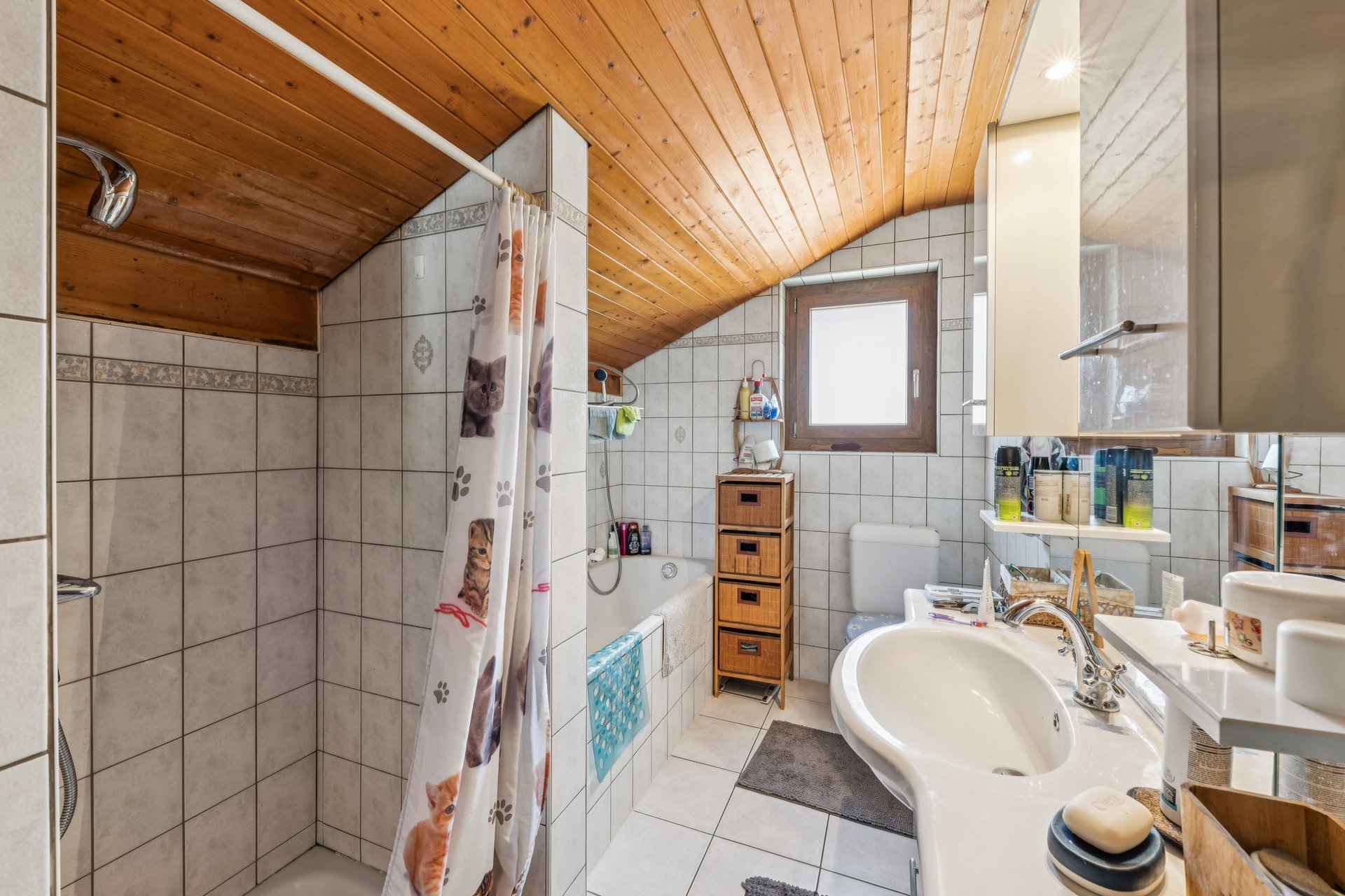 Dachbad mit Badewanne und Waschtisch