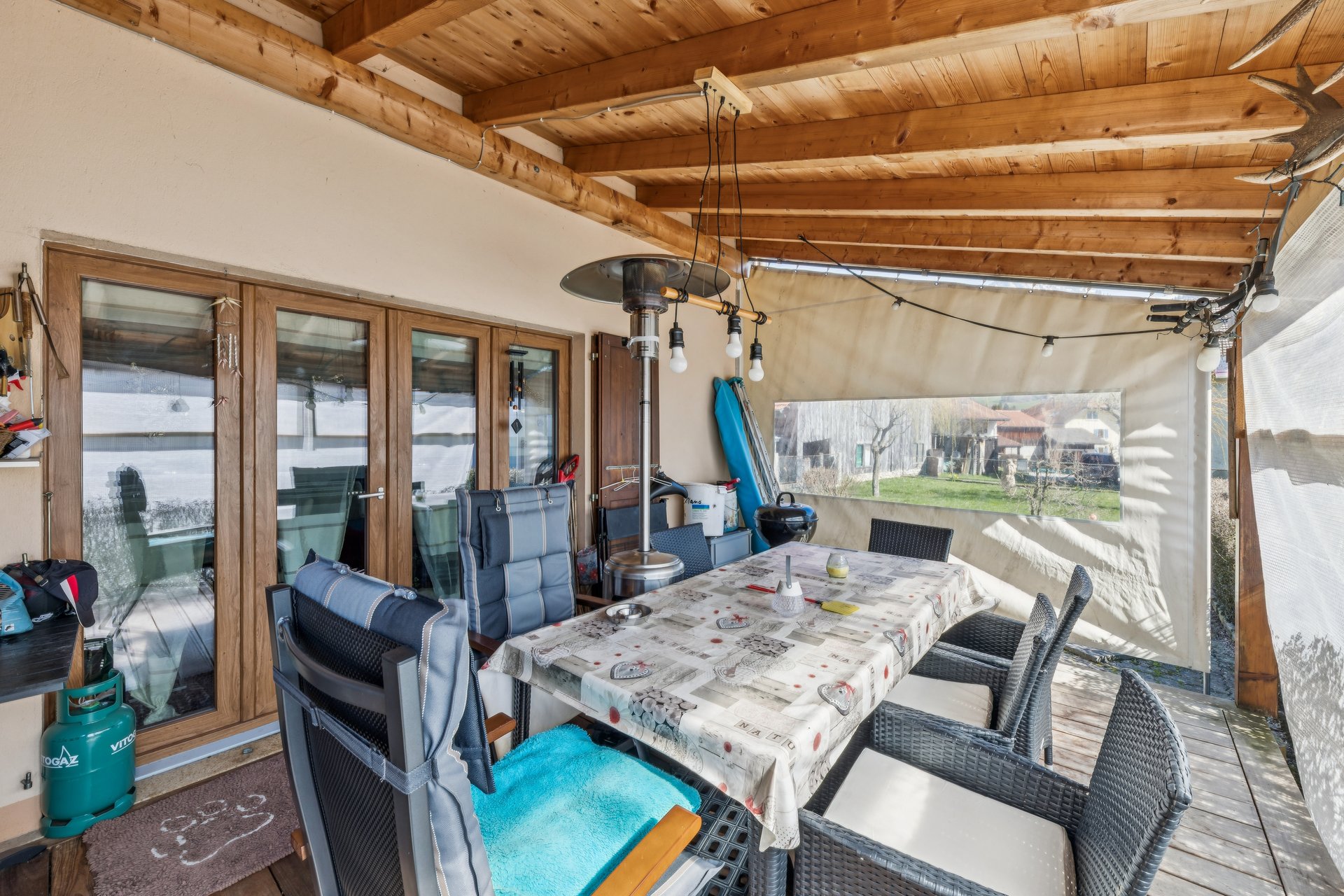 Überdachte Terrasse mit Sitzgruppe