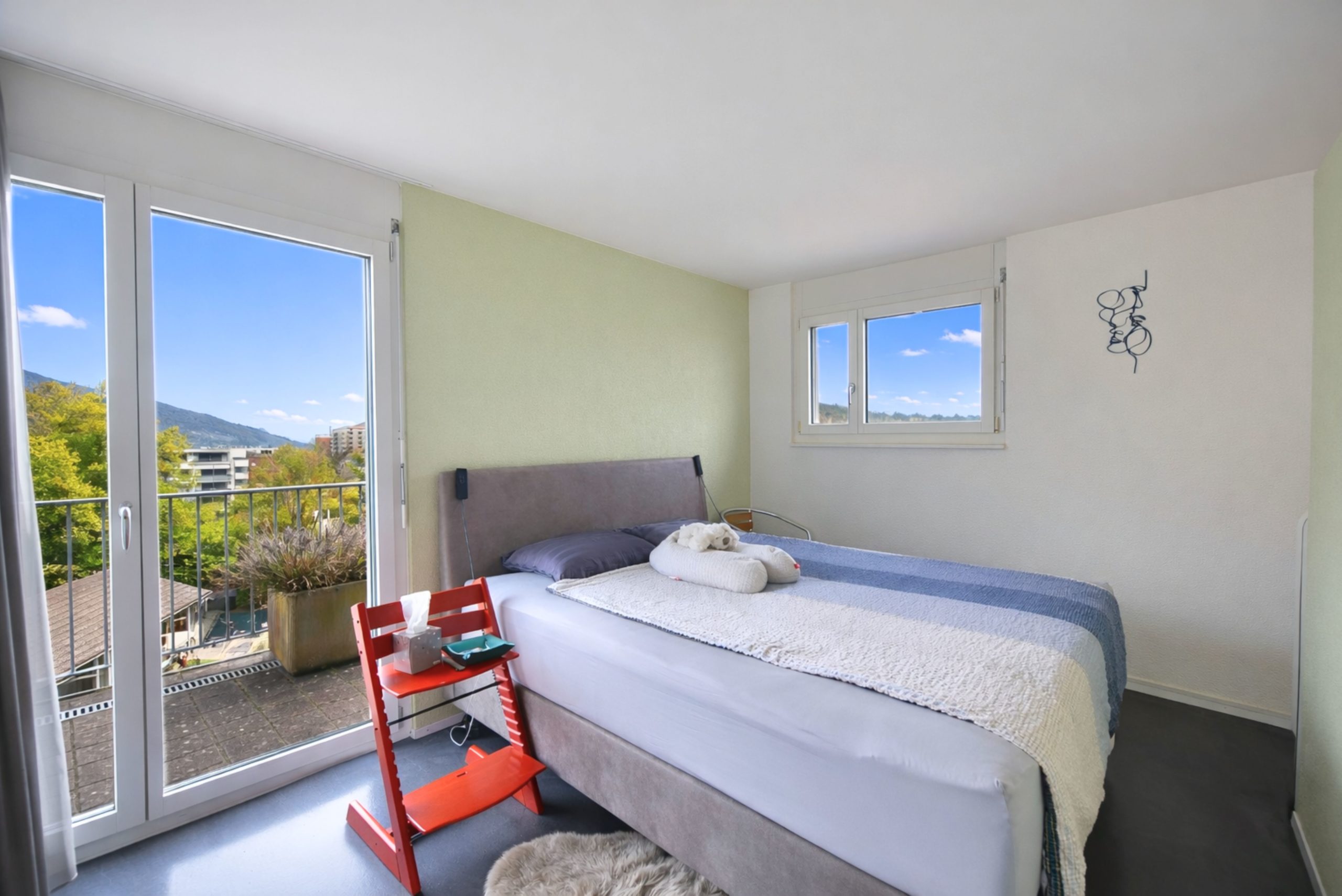 Helles Schlafzimmer mit Balkonzugang