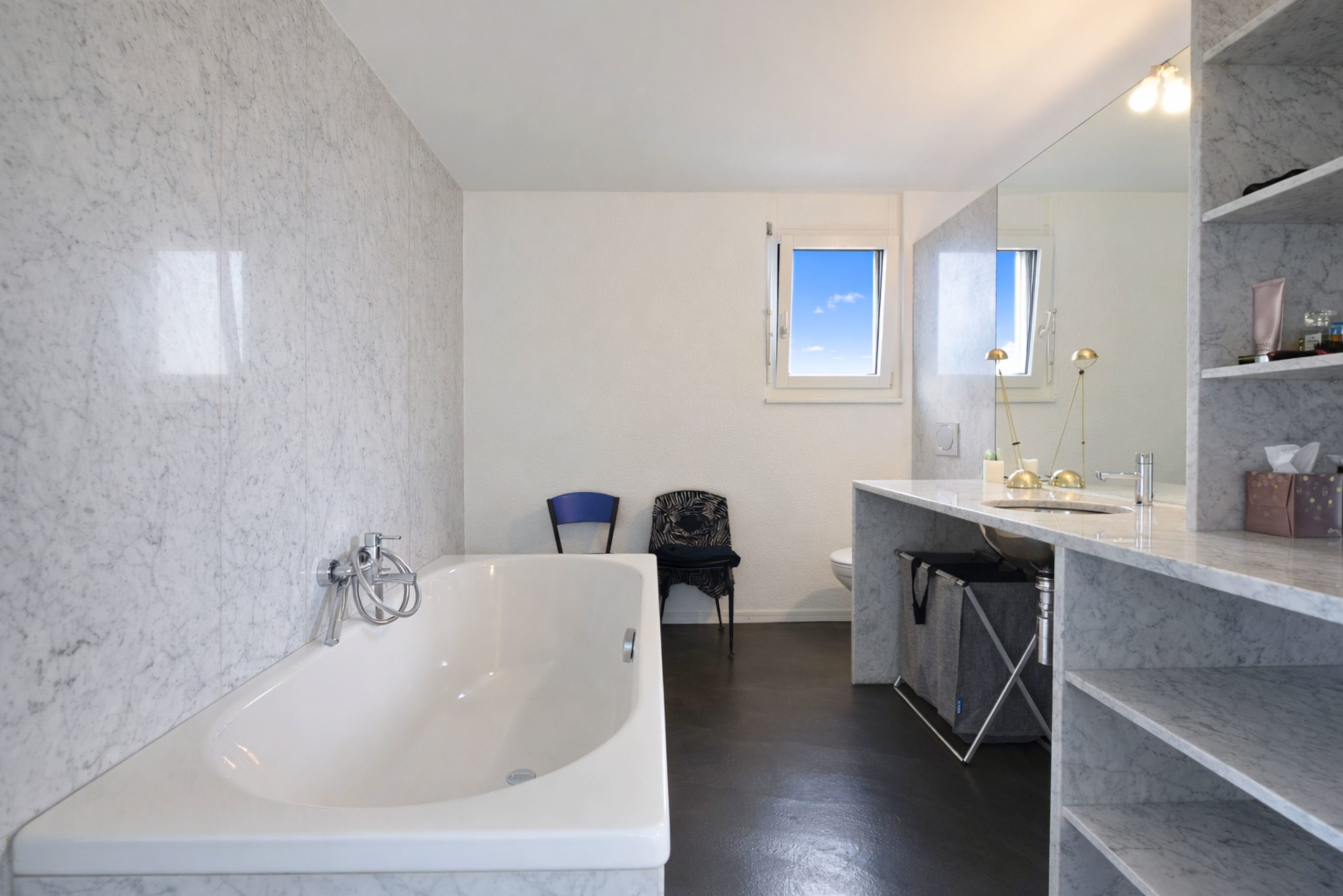Modernes Badezimmer mit Badewanne und Marmoroptik