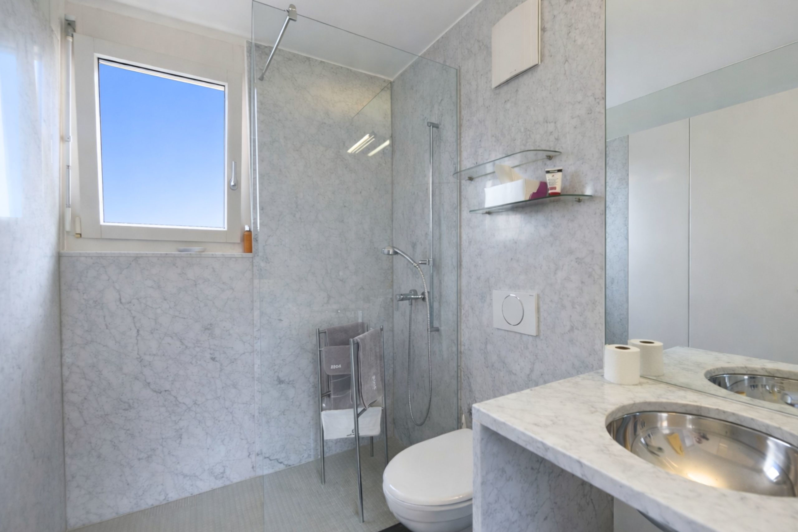 Modernes Badezimmer mit Dusche und Doppelwaschbecken