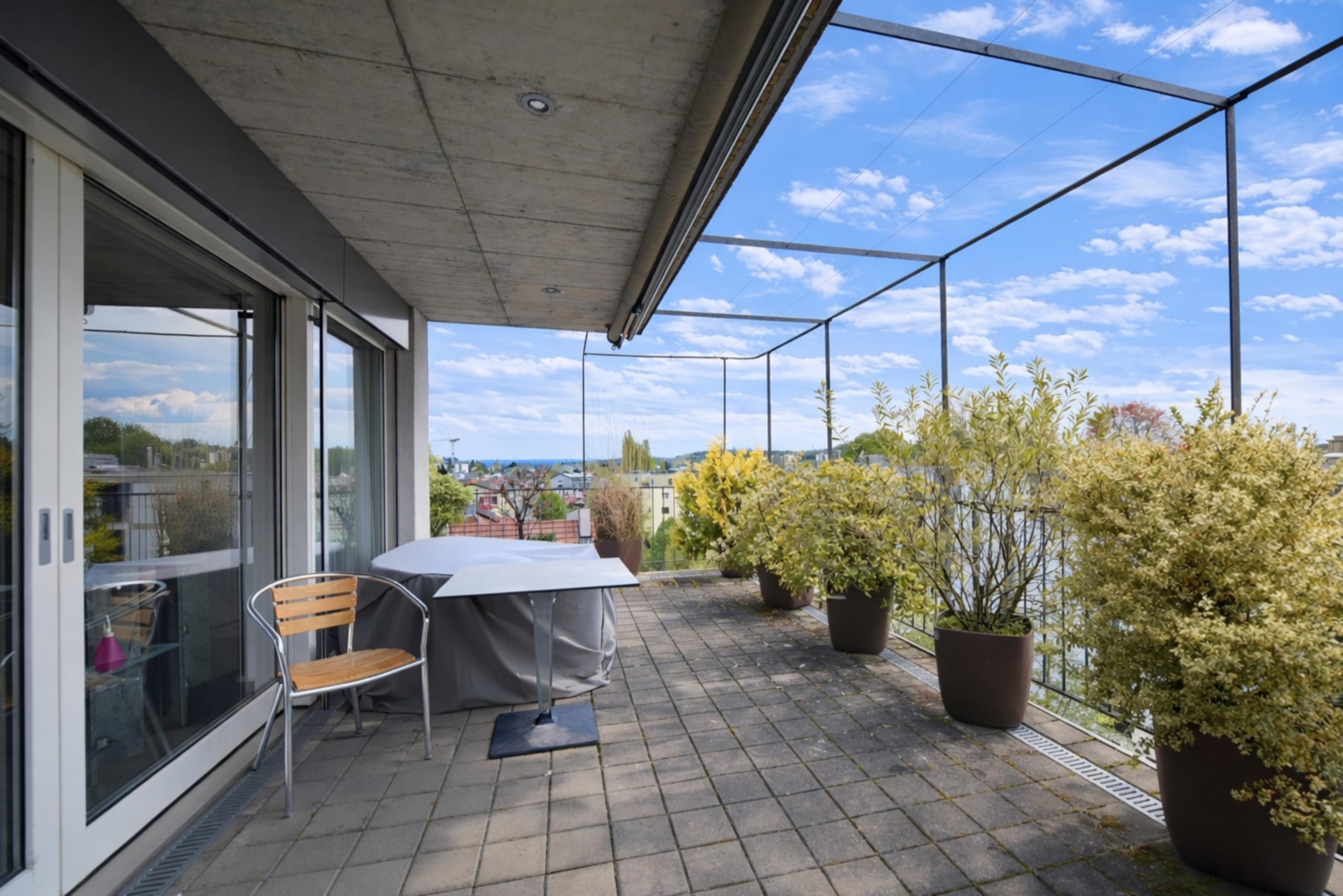 Dachterrasse mit Pflanzen und Sitzplatz
