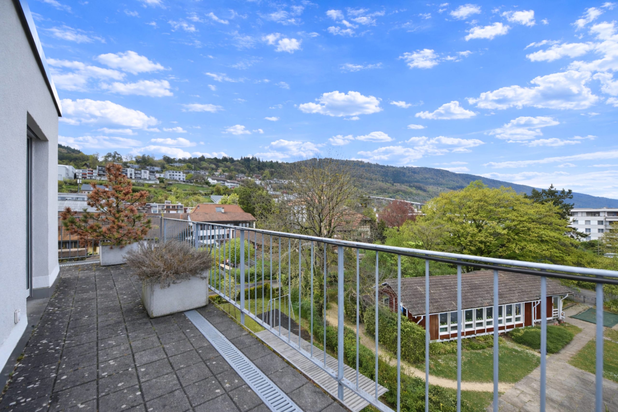 Balkon mit Weitblick ins Grüne