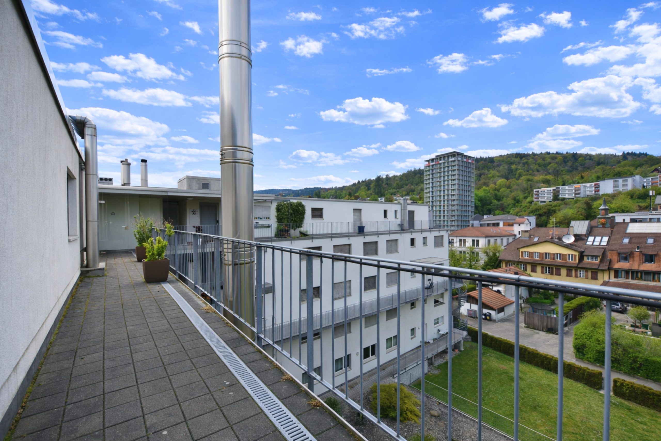 Dachterrasse mit Stadt- und Grünblick