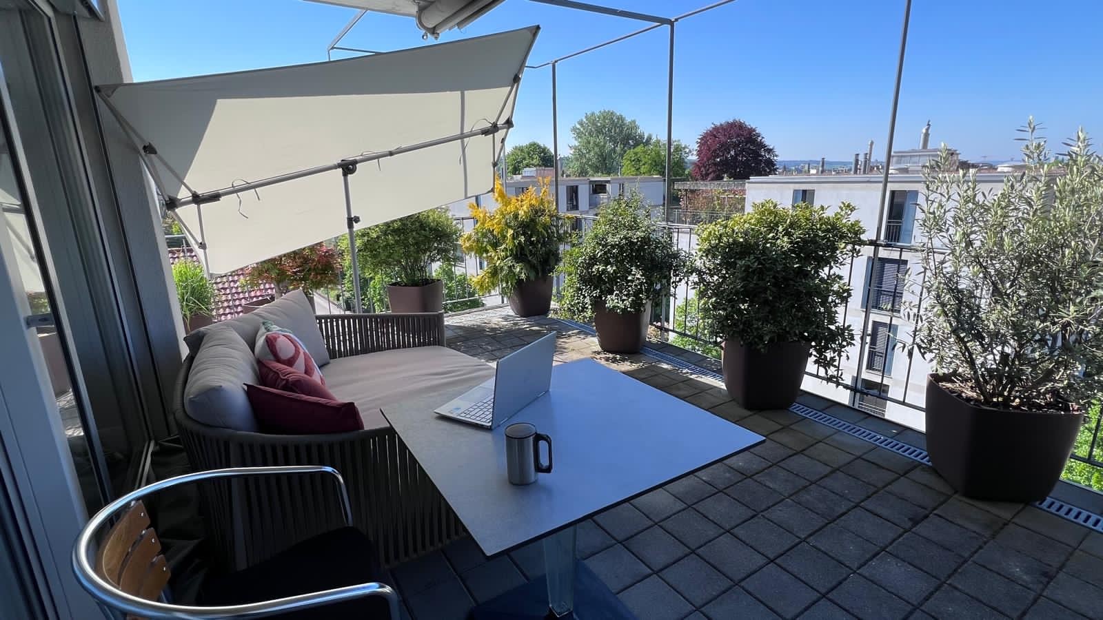 Balkon mit Lounge-Möbeln und Pflanzen