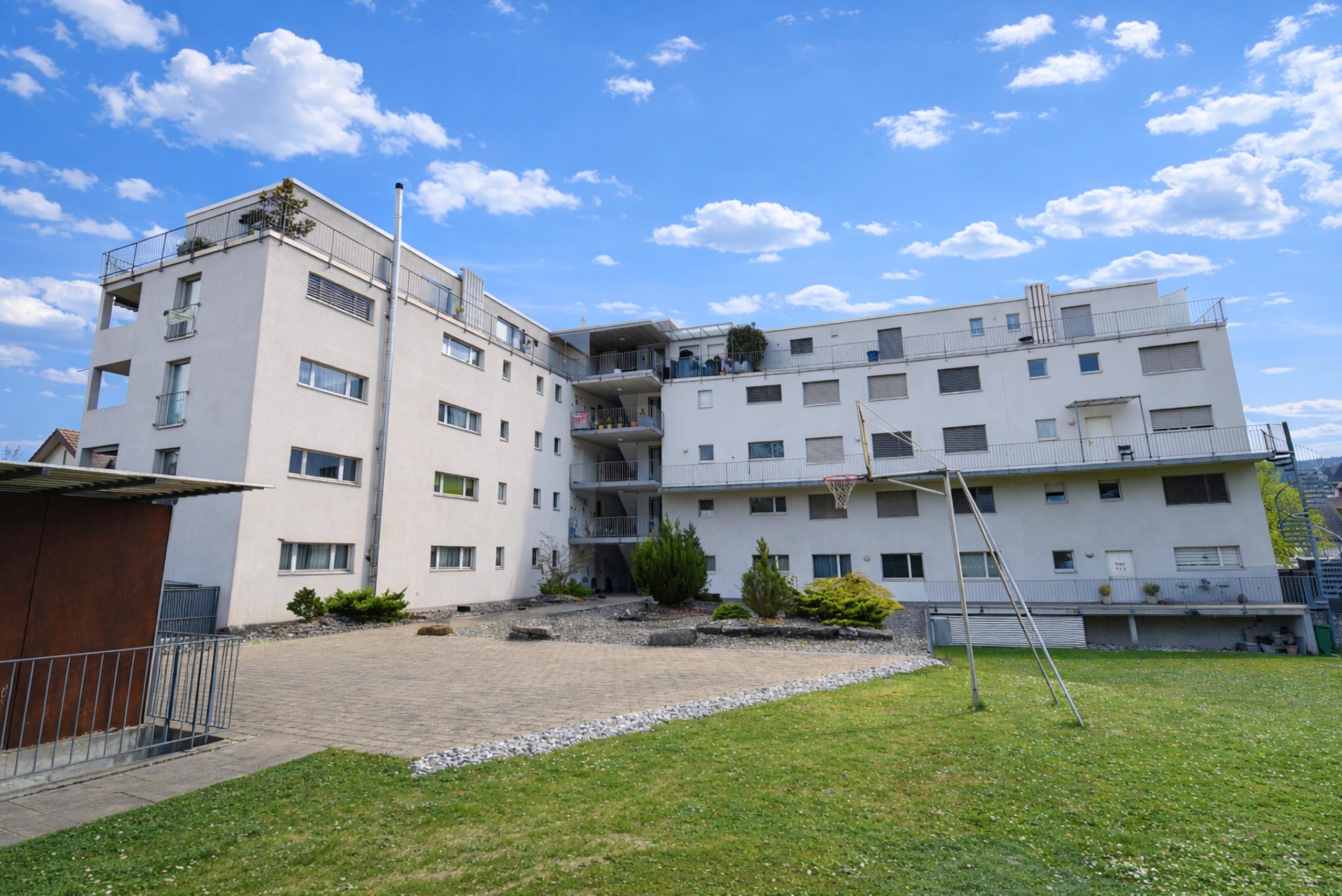 Außenansicht eines Mehrfamilienhauses mit Innenhof