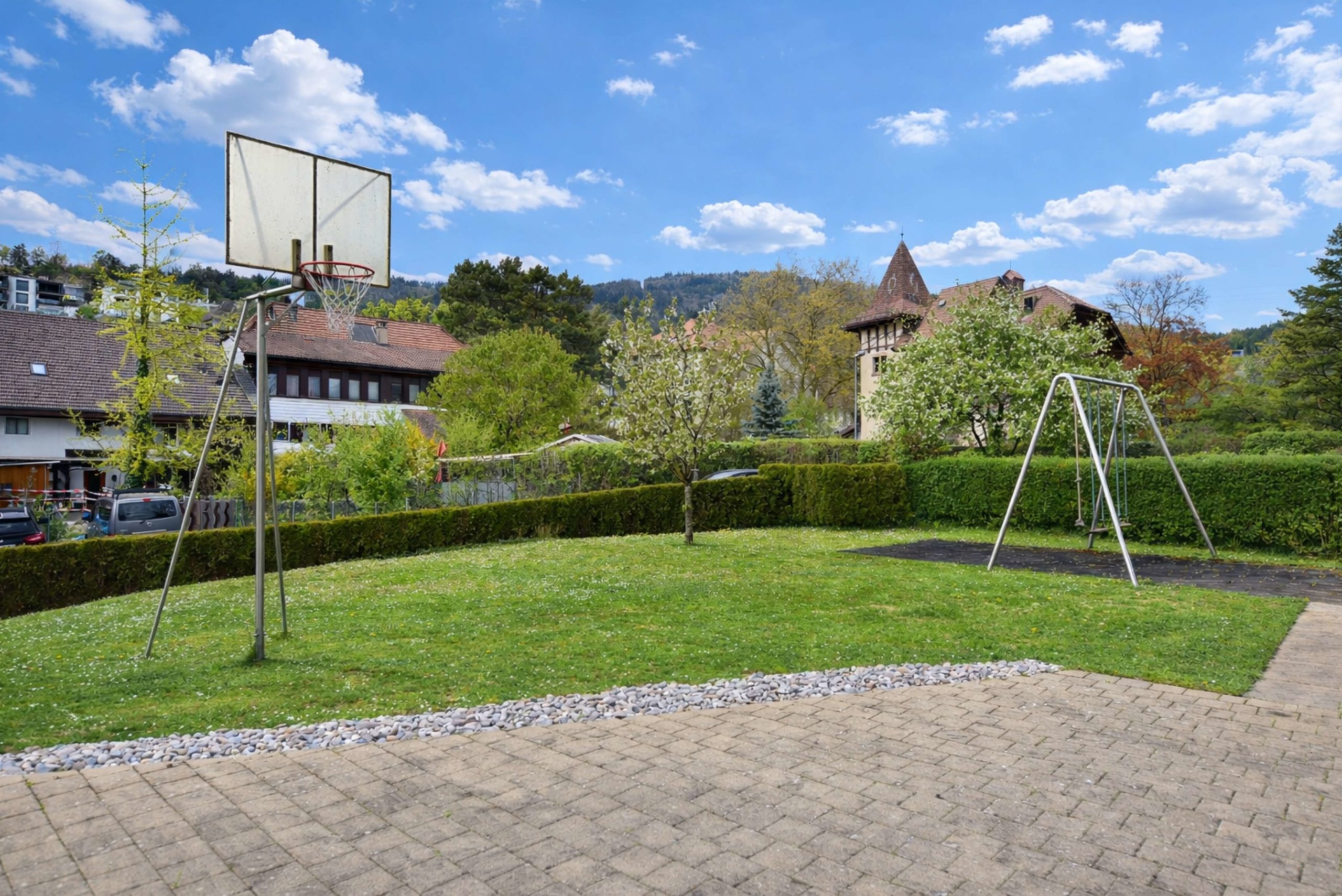 Außenbereich mit Spiel- und Gartenfläche