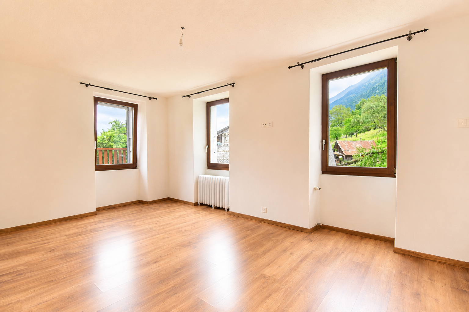 Helles leeres Zimmer mit Bergblick