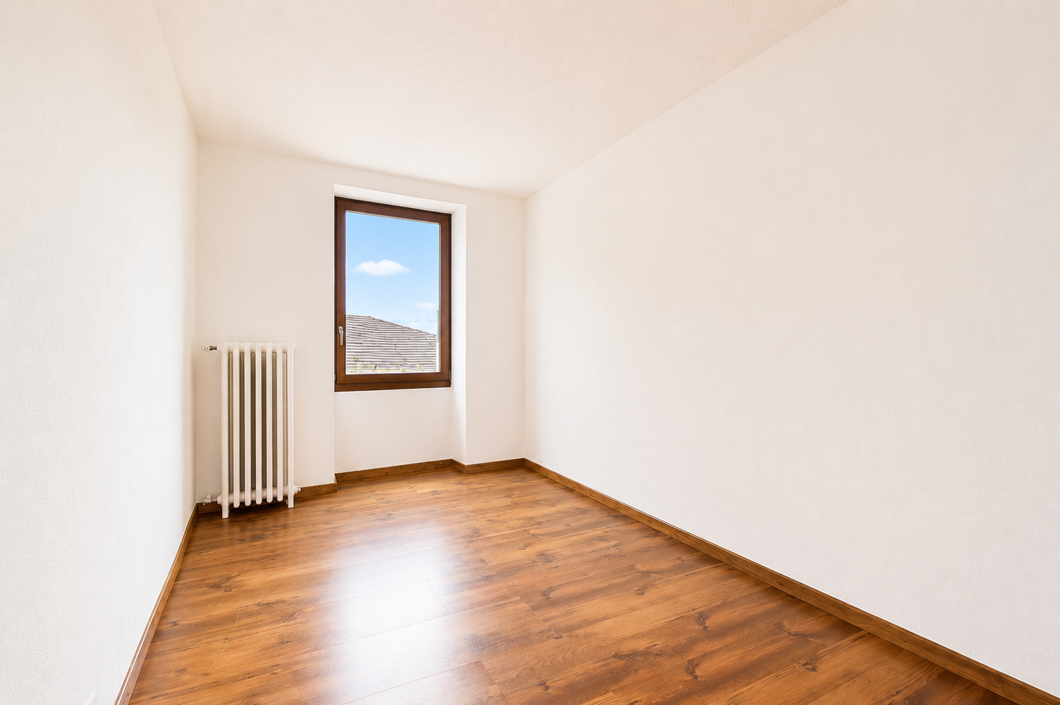 Leeres Zimmer mit Holzfußboden und Fenster