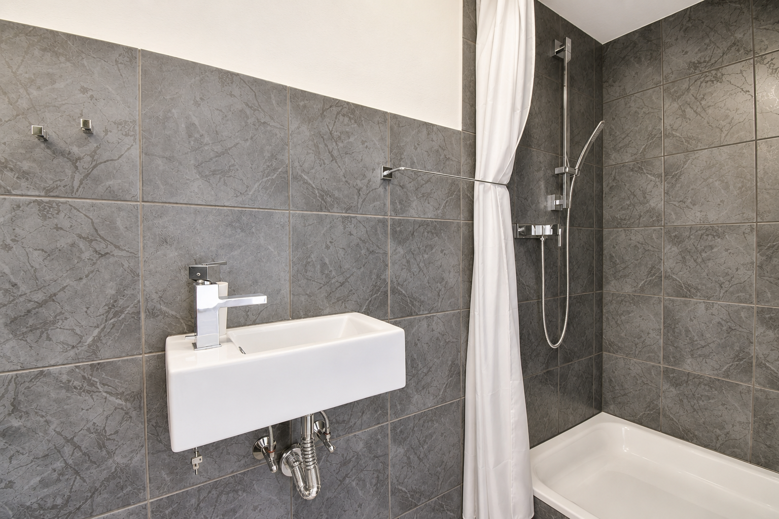 Modernes Bad mit Dusche und Wandwaschbecken