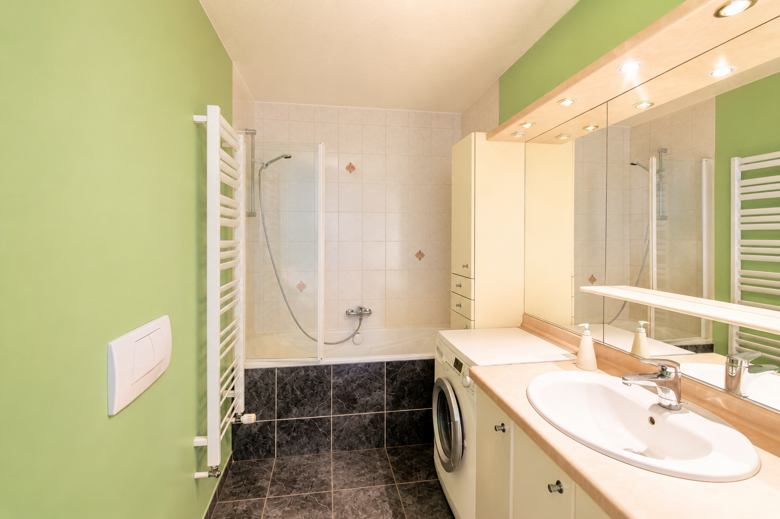 Badezimmer mit Badewanne, Dusche und Waschtisch