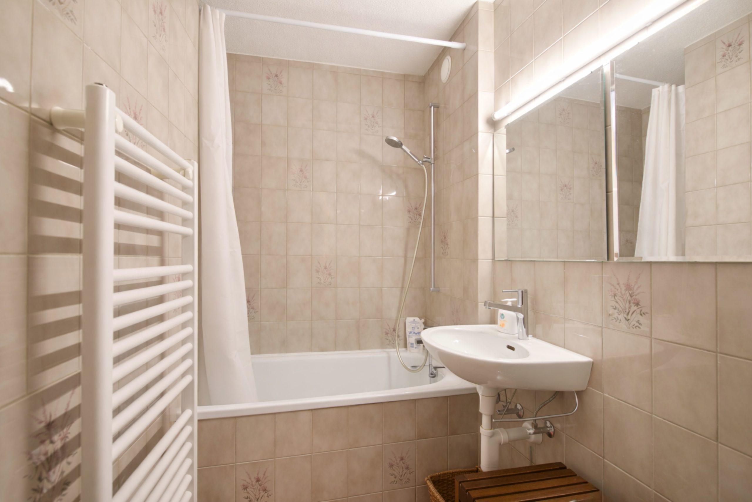 Kleines Bad mit Wanne und Spiegel