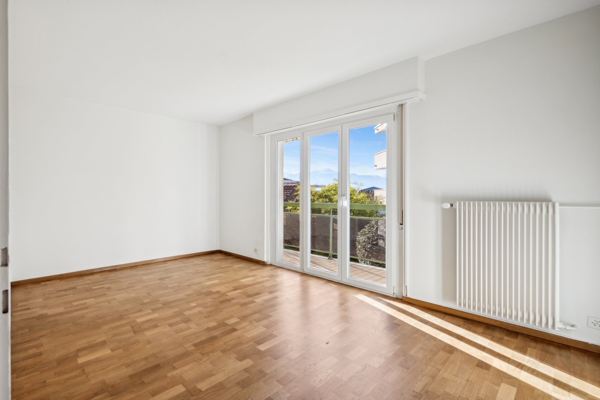 Heller, leerer Wohnraum mit Balkon