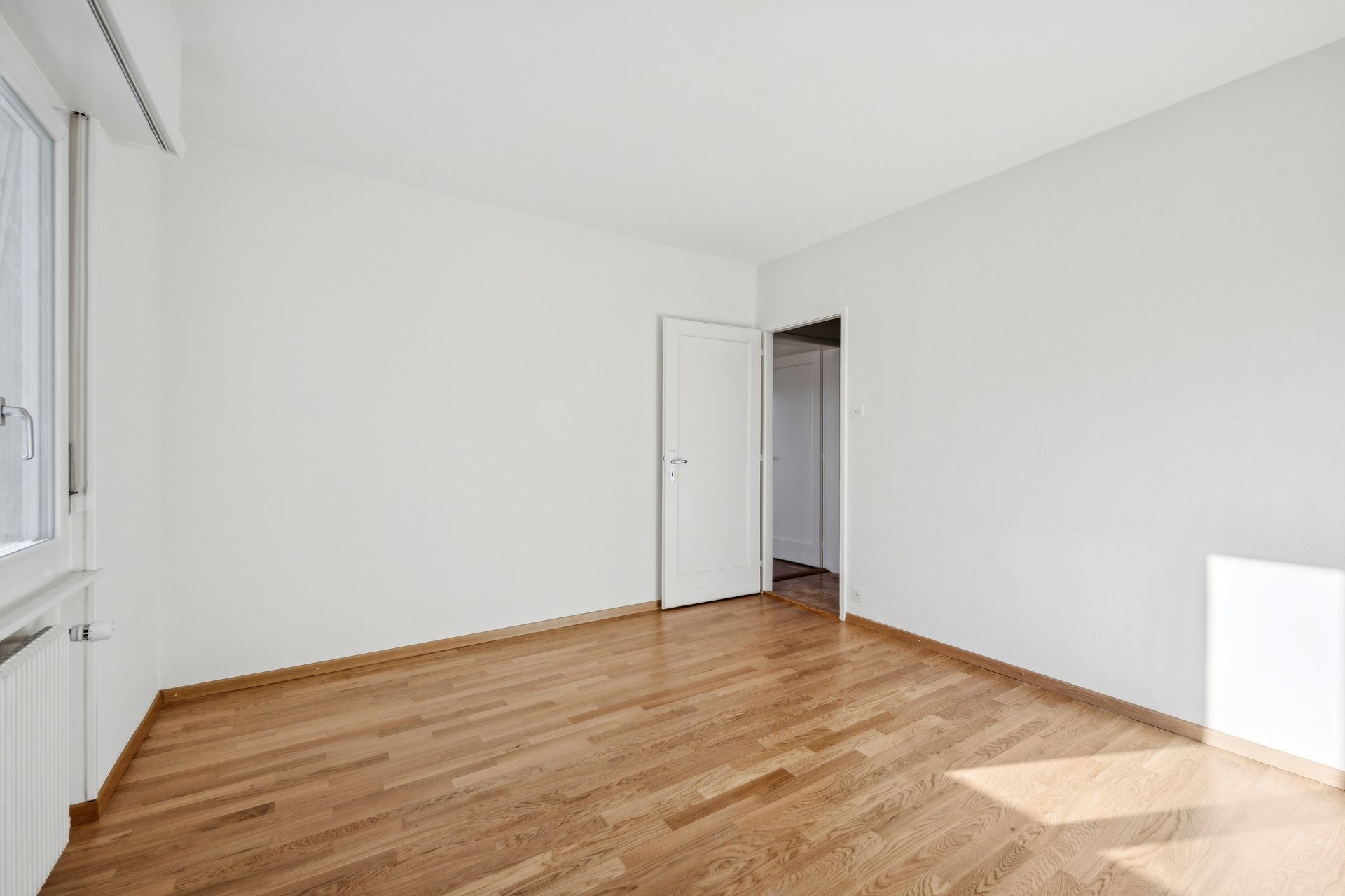 Heller leerer Raum mit Holzparkett
