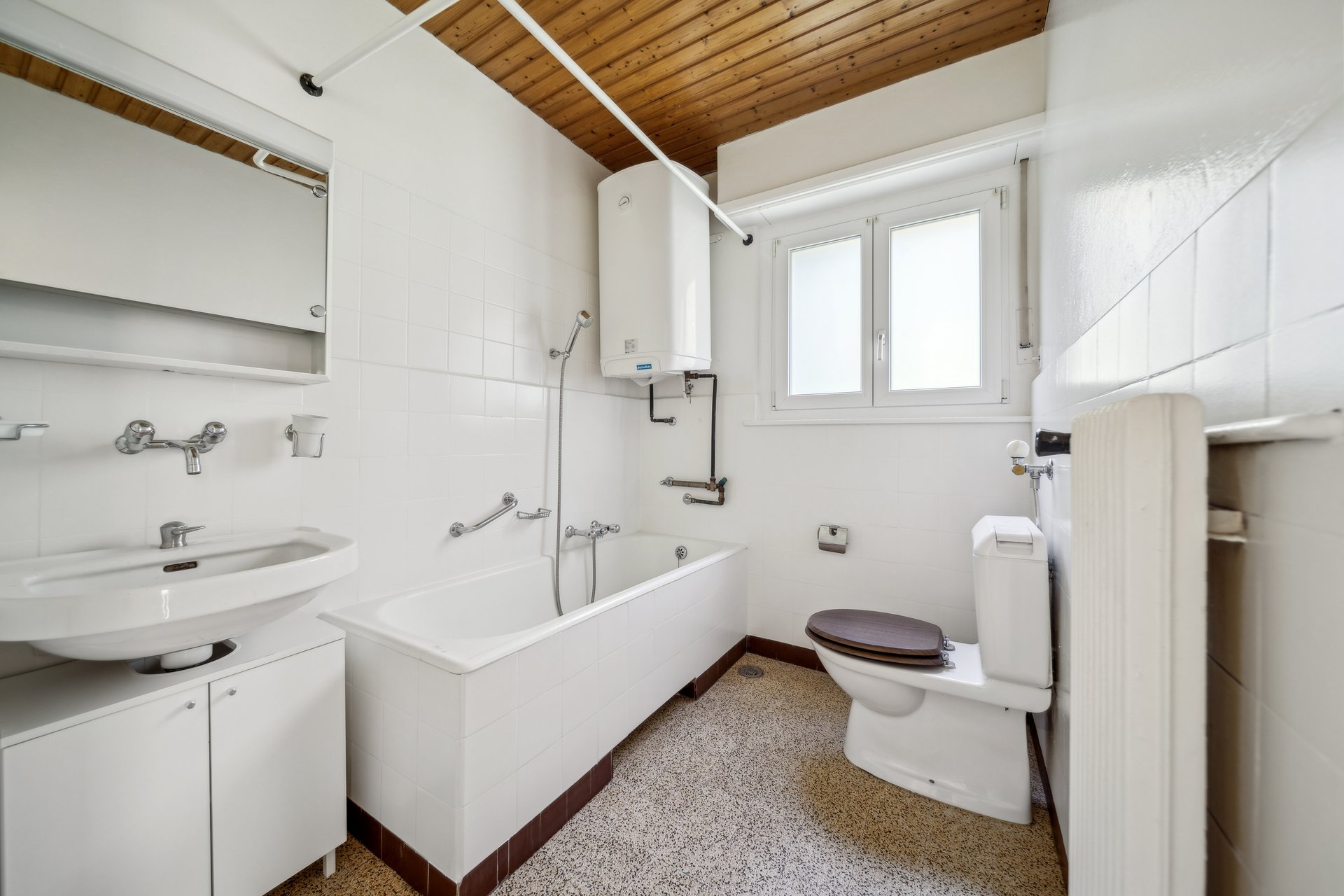 Kleines Badezimmer mit Badewanne und WC
