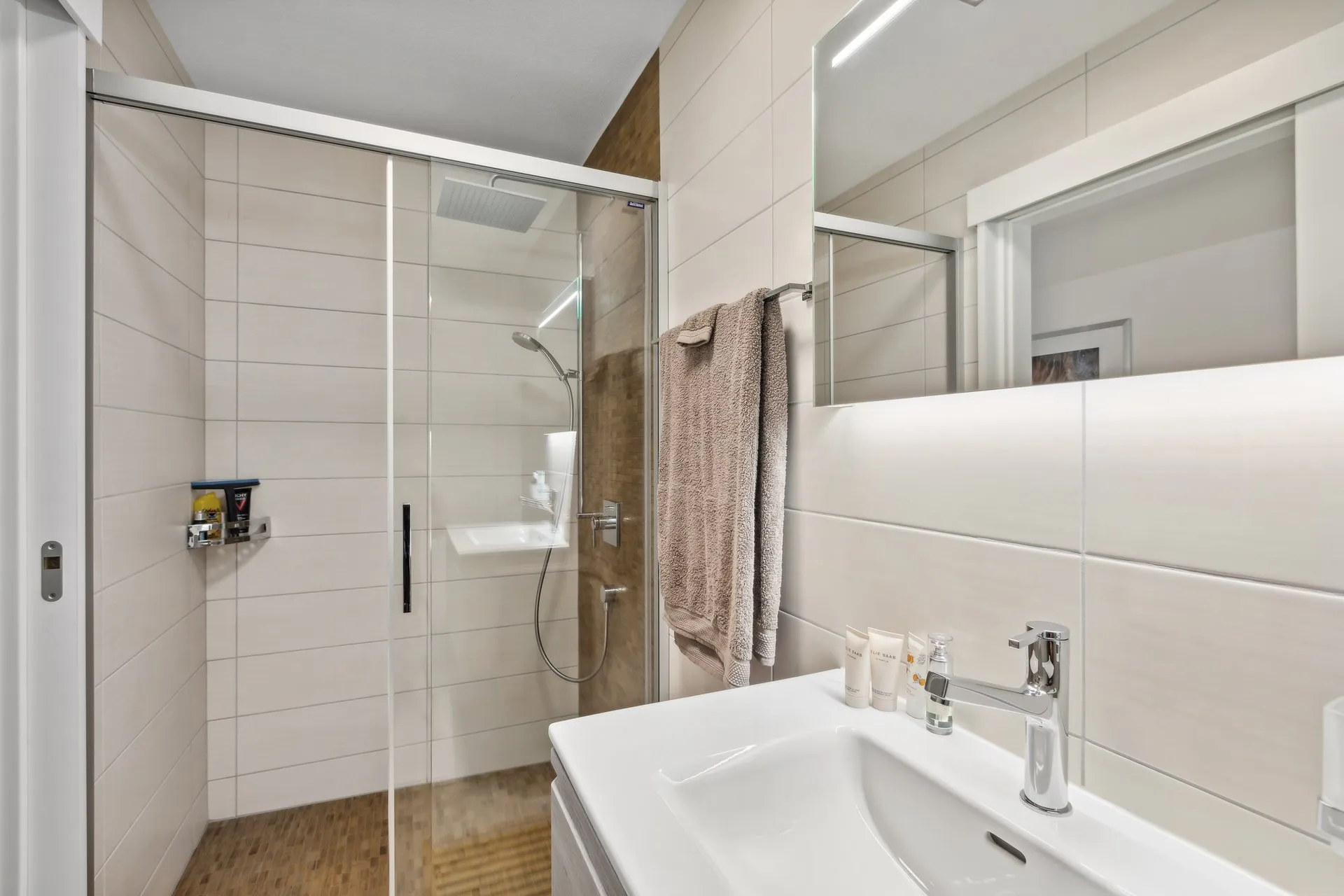 Modernes Badezimmer mit begehbarer Dusche und Waschtisch