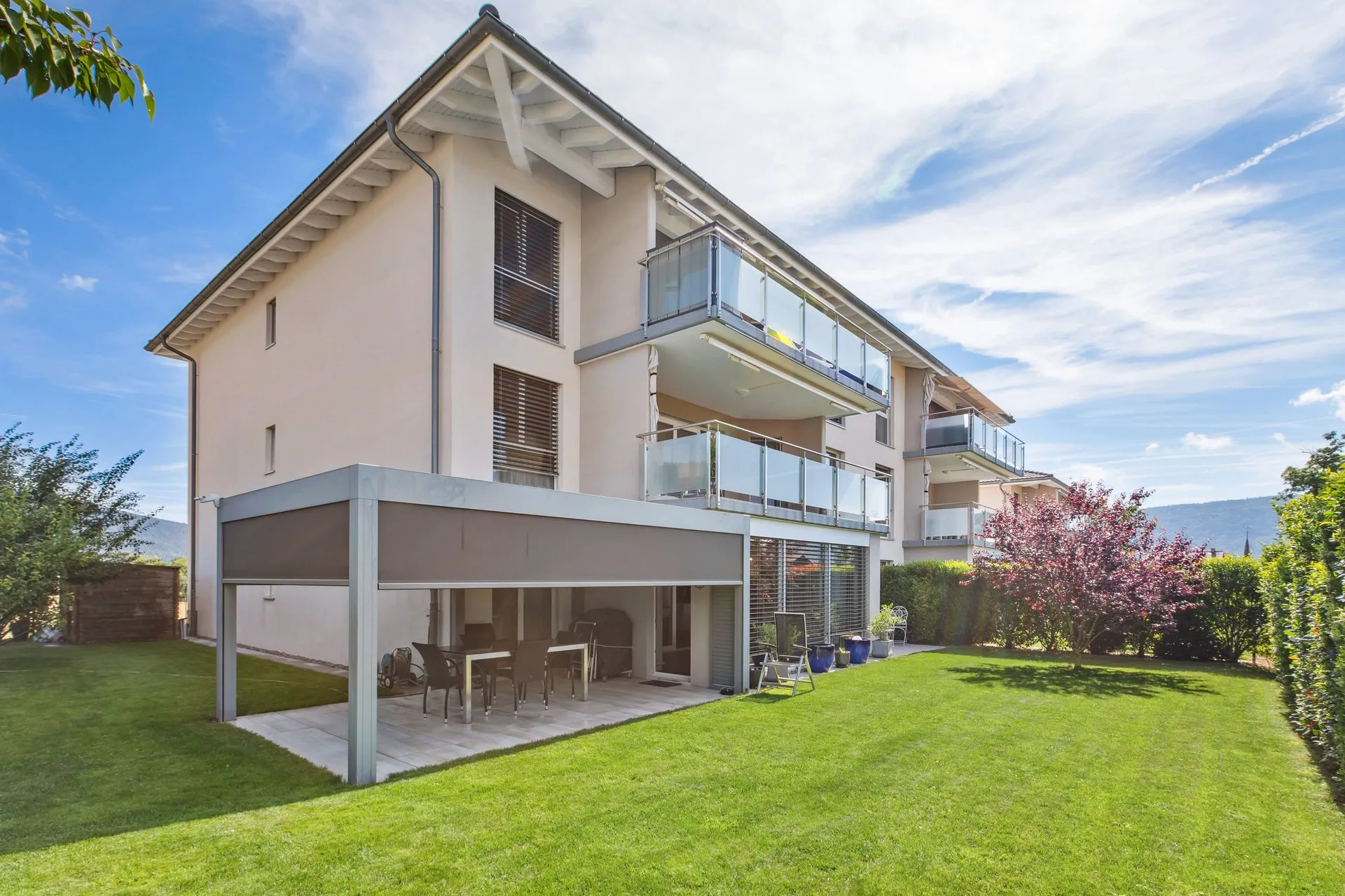 Moderne Wohnanlage mit Garten und Balkonen