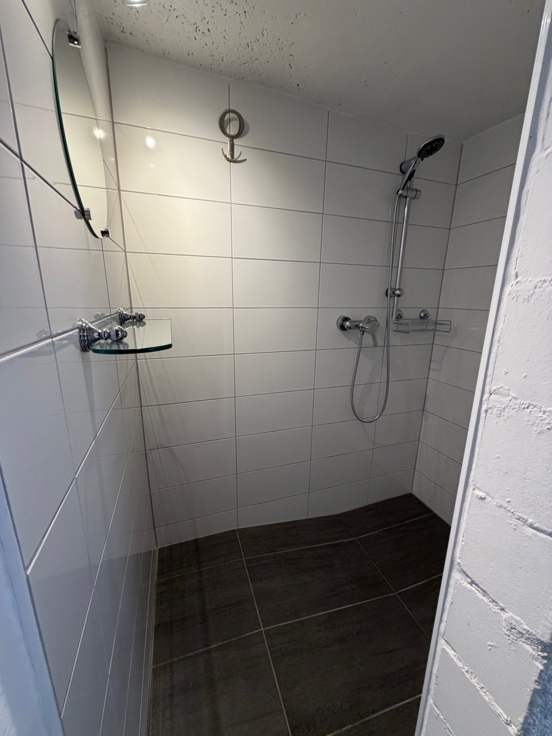 Begehbare Dusche mit weißen Fliesen