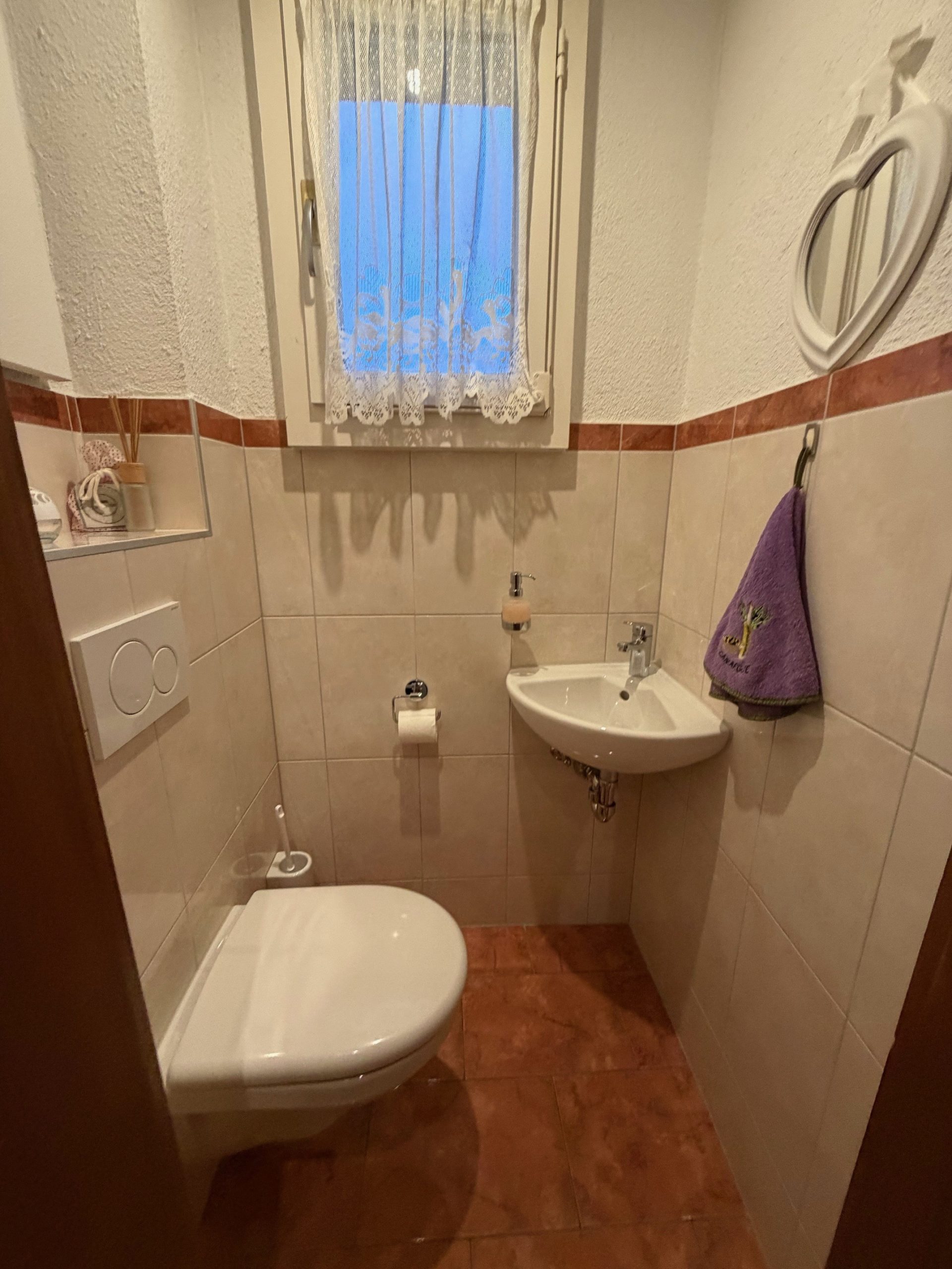 Kleines Gäste-WC mit Toilette und Waschtisch